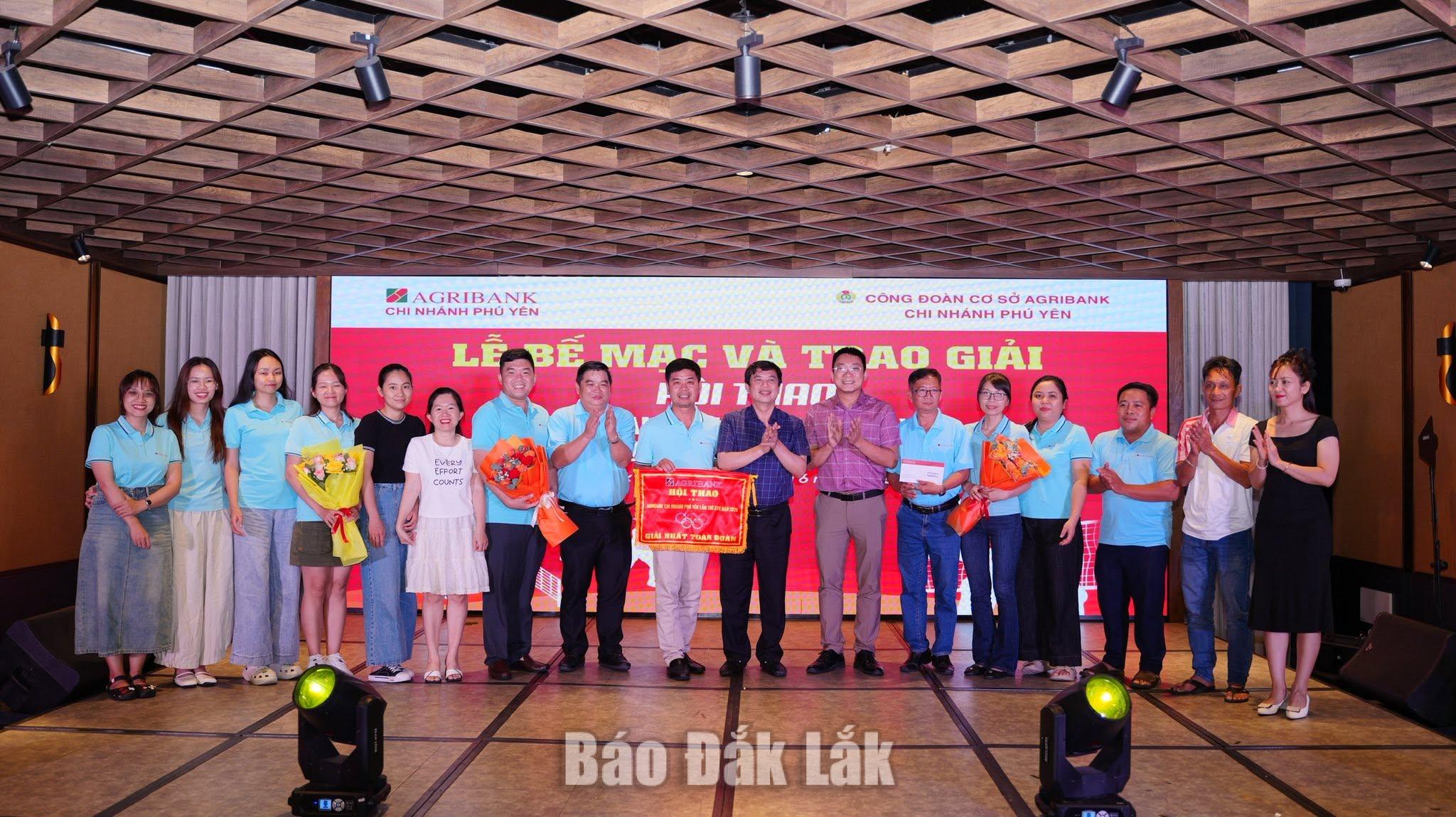 Lãnh đạo Agribank Chi nhánh Phú Yên trao giải Nhất toàn đoàn cho Agribank Chi nhánh Sông Cầu Phú Yên.