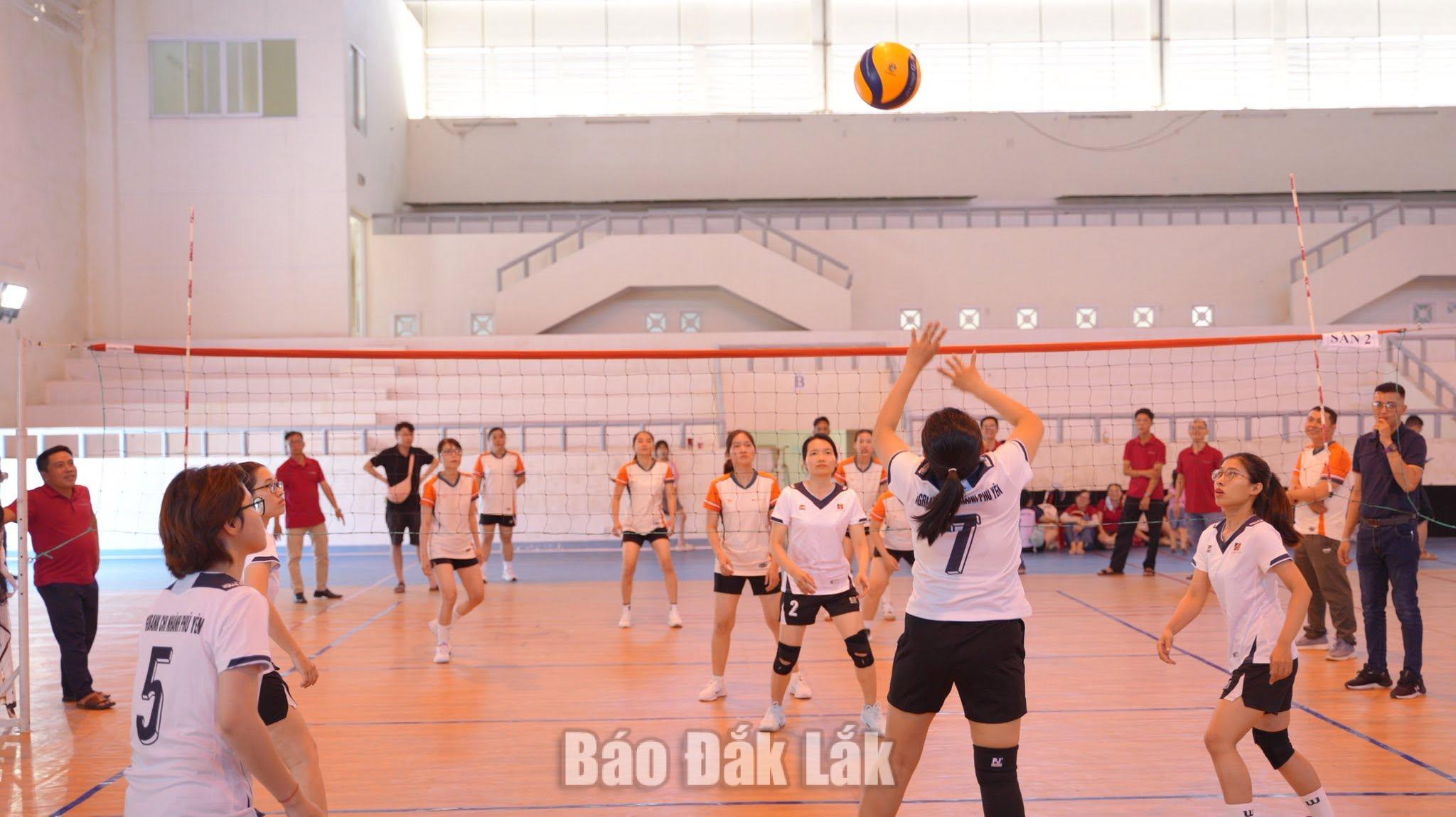 Một trận thi đấu bóng chuyền hơi nữ trong khuôn khổ hội thao.