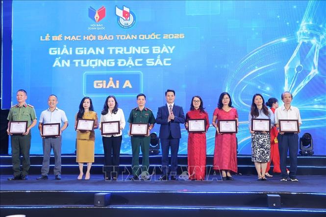 Ban tổ chức trao giải A cho các Gian trưng bày ấn tượng đặc sắc. Ảnh: Minh Quyết/TTXVN