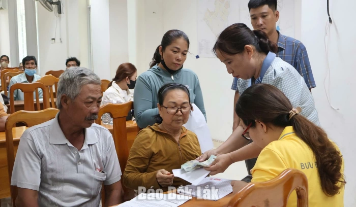 70 hộ dân phường Sông Cầu nhận hỗ trợ tiền mặt đợt 2