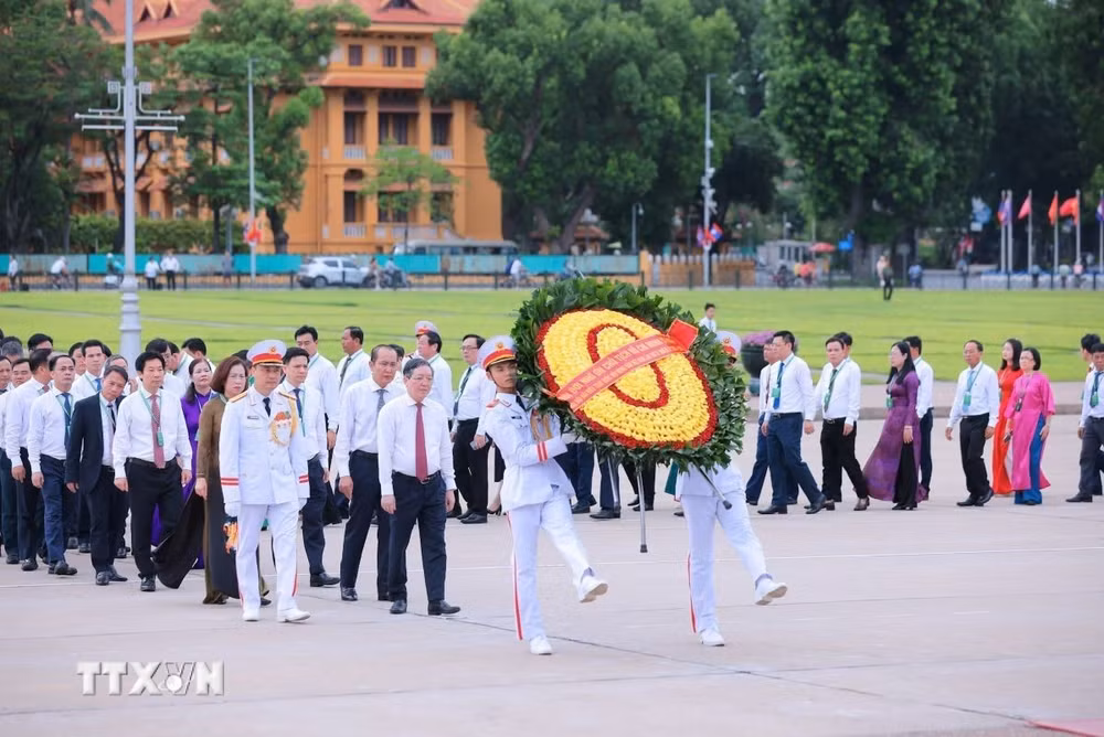 Đoàn đại biểu toàn quốc Hội Nông dân Việt Nam do Chủ tịch Ban Chấp hành Trung ương Hội Nông dân Việt Nam Lương Quốc Đoàn dẫn đầu vào Lăng viếng Chủ tịch H