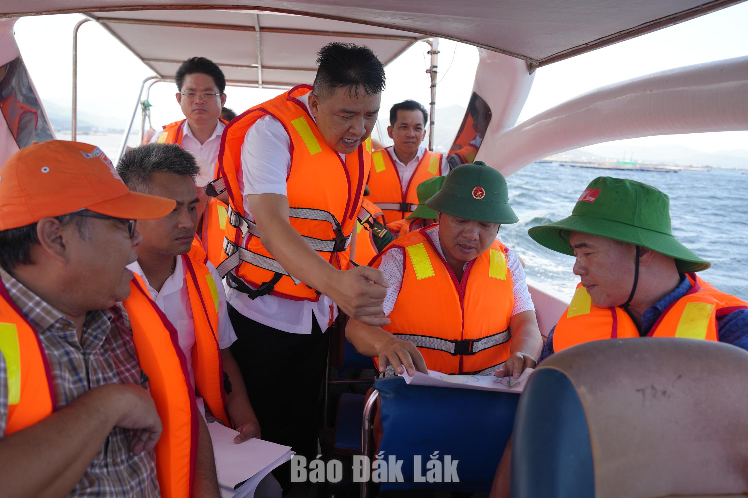 Bí thư Tỉnh ủy Lương Nguyễn Minh Triết, Phó Chủ tịch UBND tỉnh Nguyễn Thiên Văn kiểm tra thực tế khu vực nuôi trồng thủy sản tại Vịnh Xuân Đài.