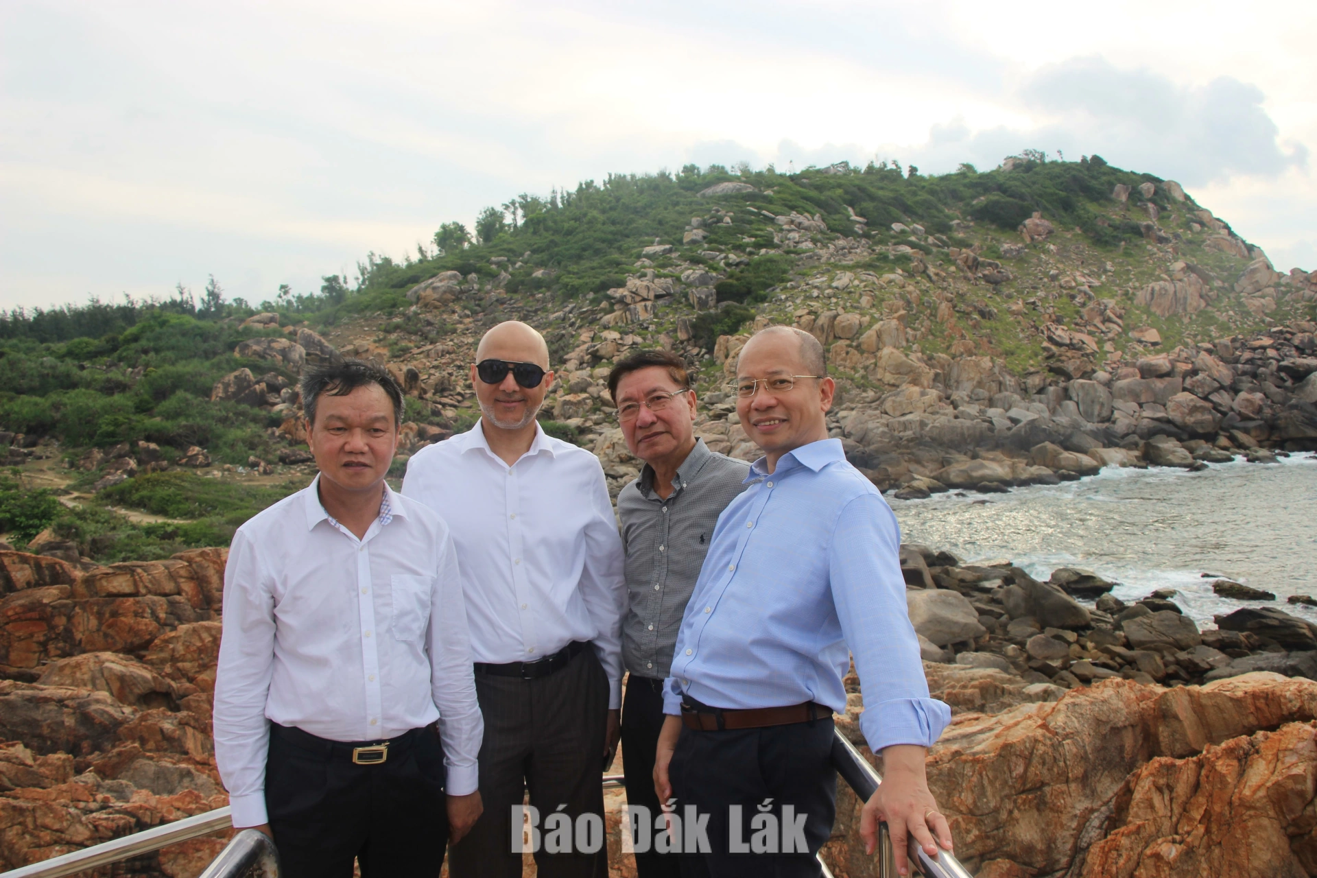 <em>PPC Vice Chairman, comrade Dao My, together with a delegation from the UAE Ambassador to Vietnam during a survey at Ganh Den.</em>