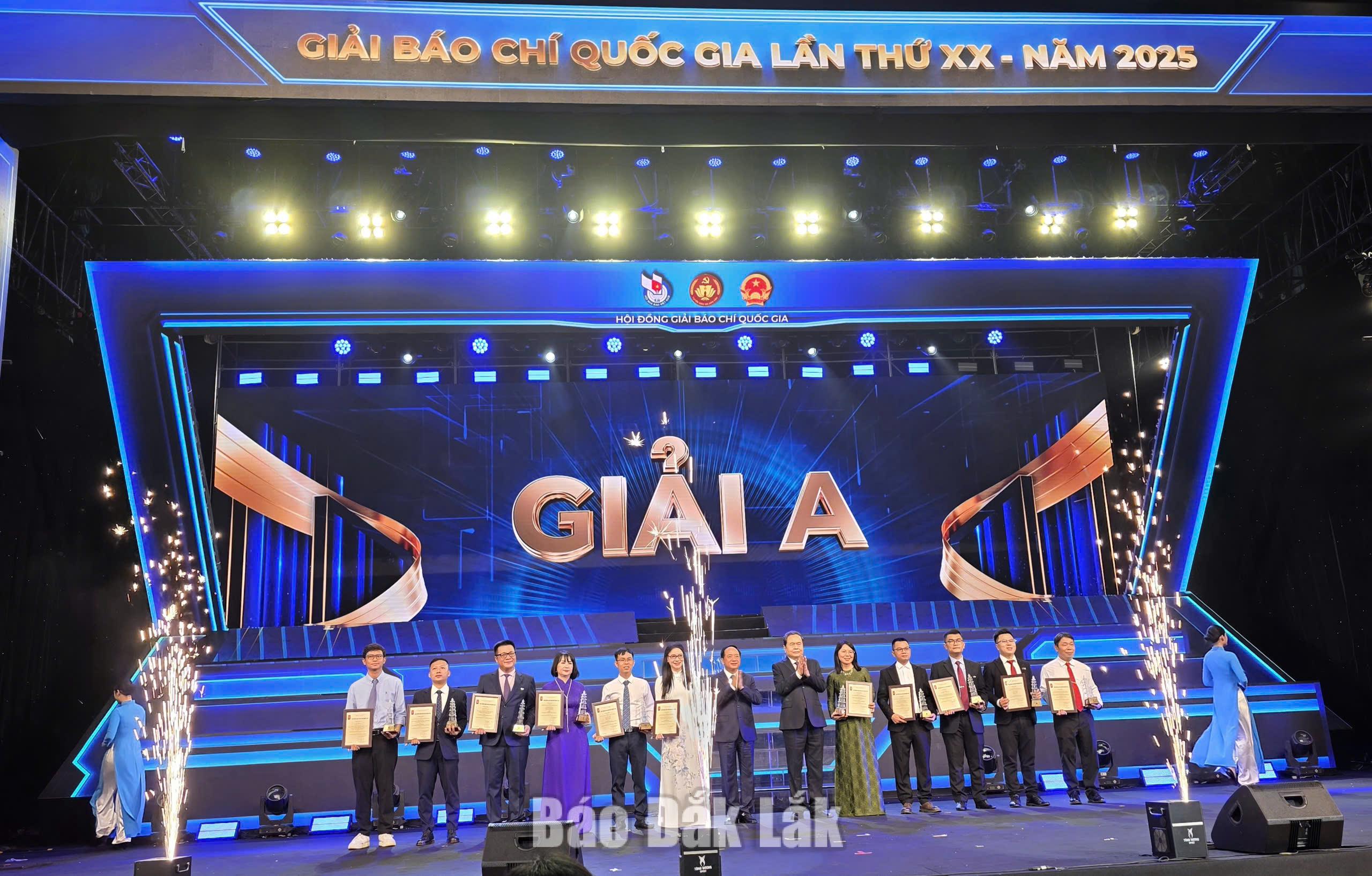 trao giải A cho các tác giả.