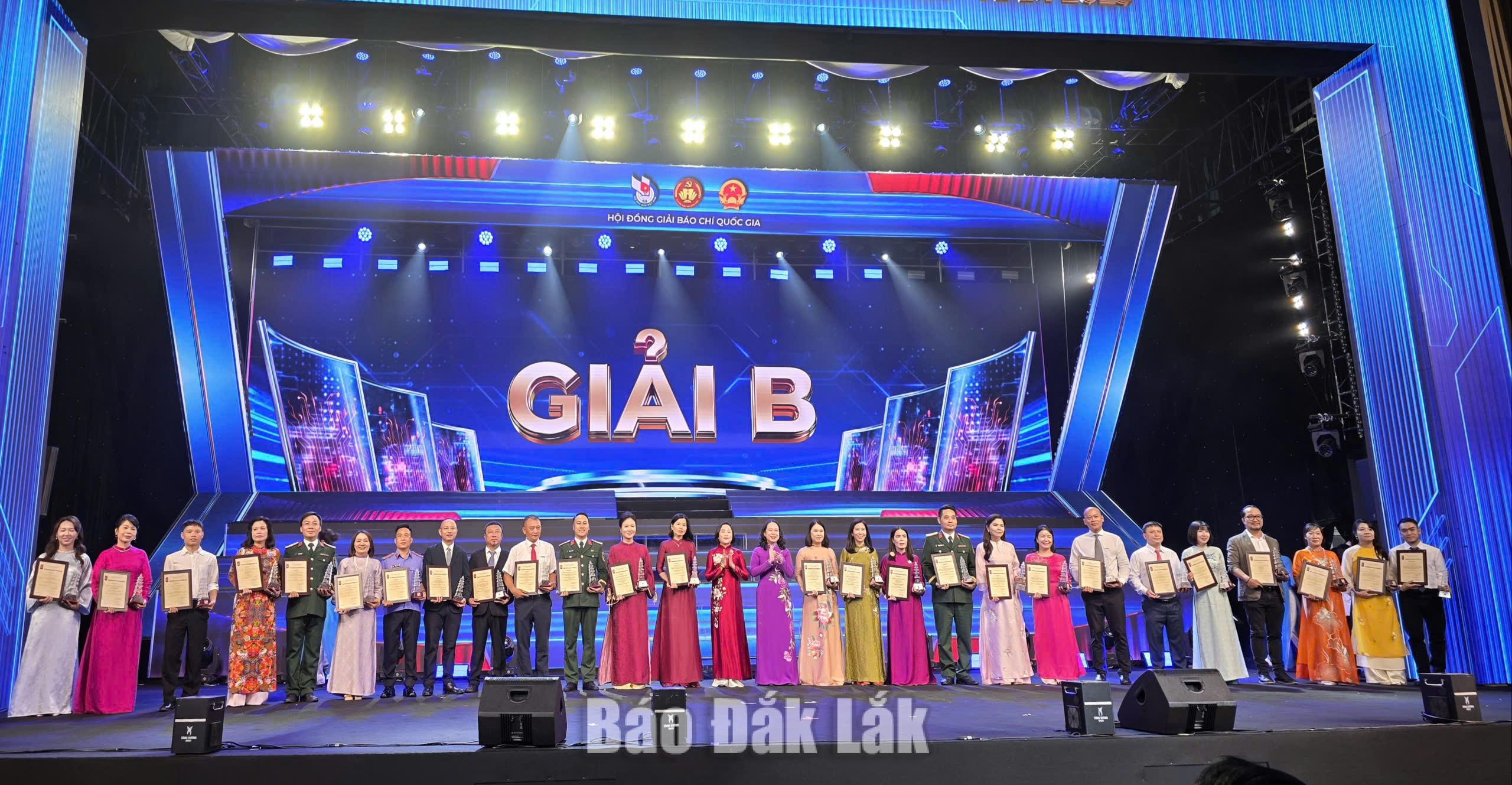 Phó Chủ tịch nước Võ Thị Ánh Xuân và Phó Chủ tịch Quốc hội Nguyễn Thị Thanh trao giải B cho đại diện các nhóm tác giả. Ảnh: Khánh Uyên