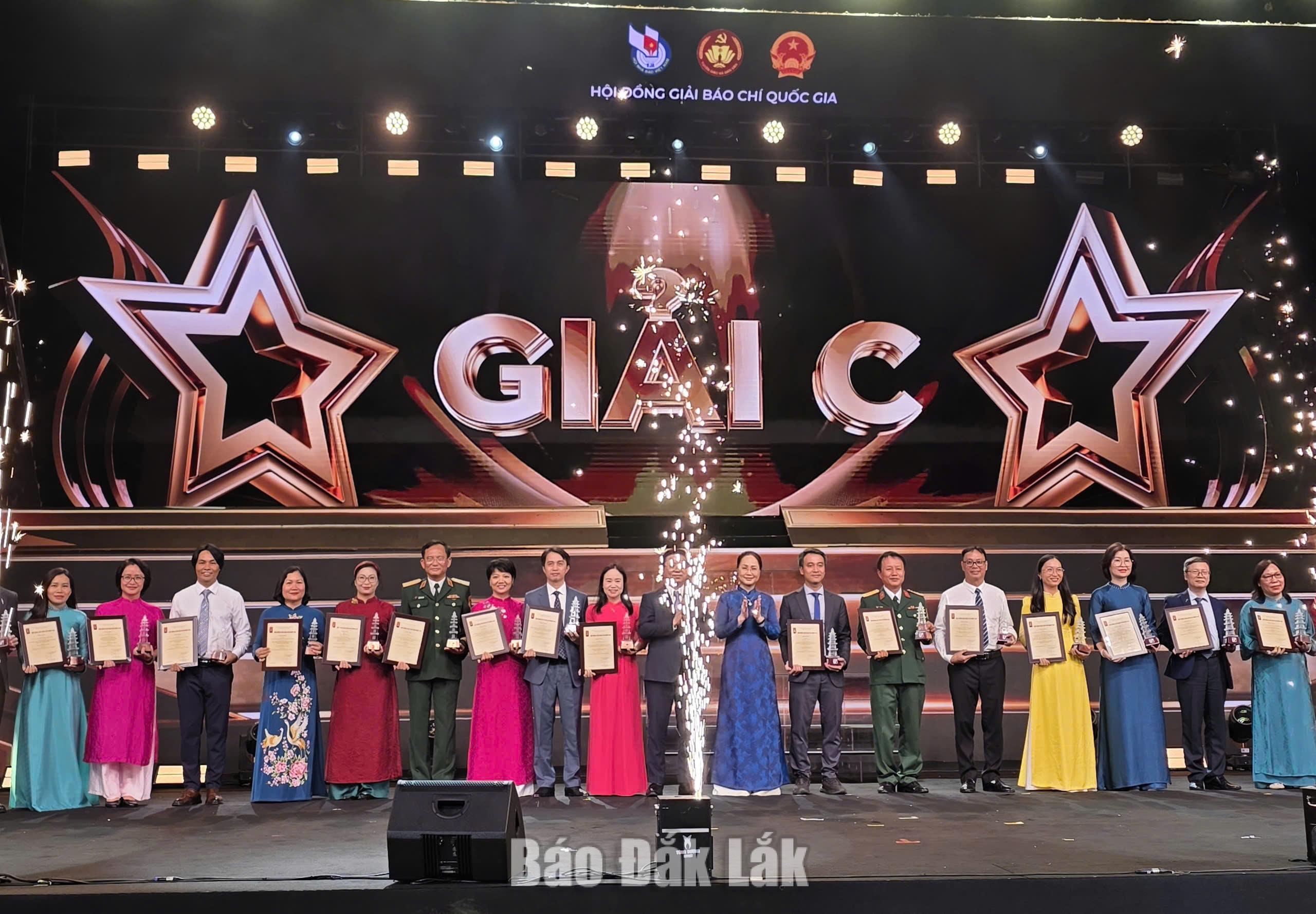 Đại diện nhóm tác giả nhận giải C.