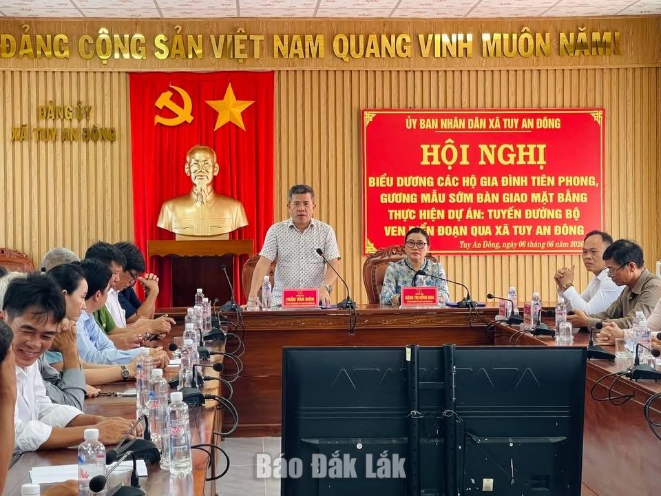 Chủ tịch UBND xã Trần Văn Biển phát biểu tại hội nghị biểu dương.