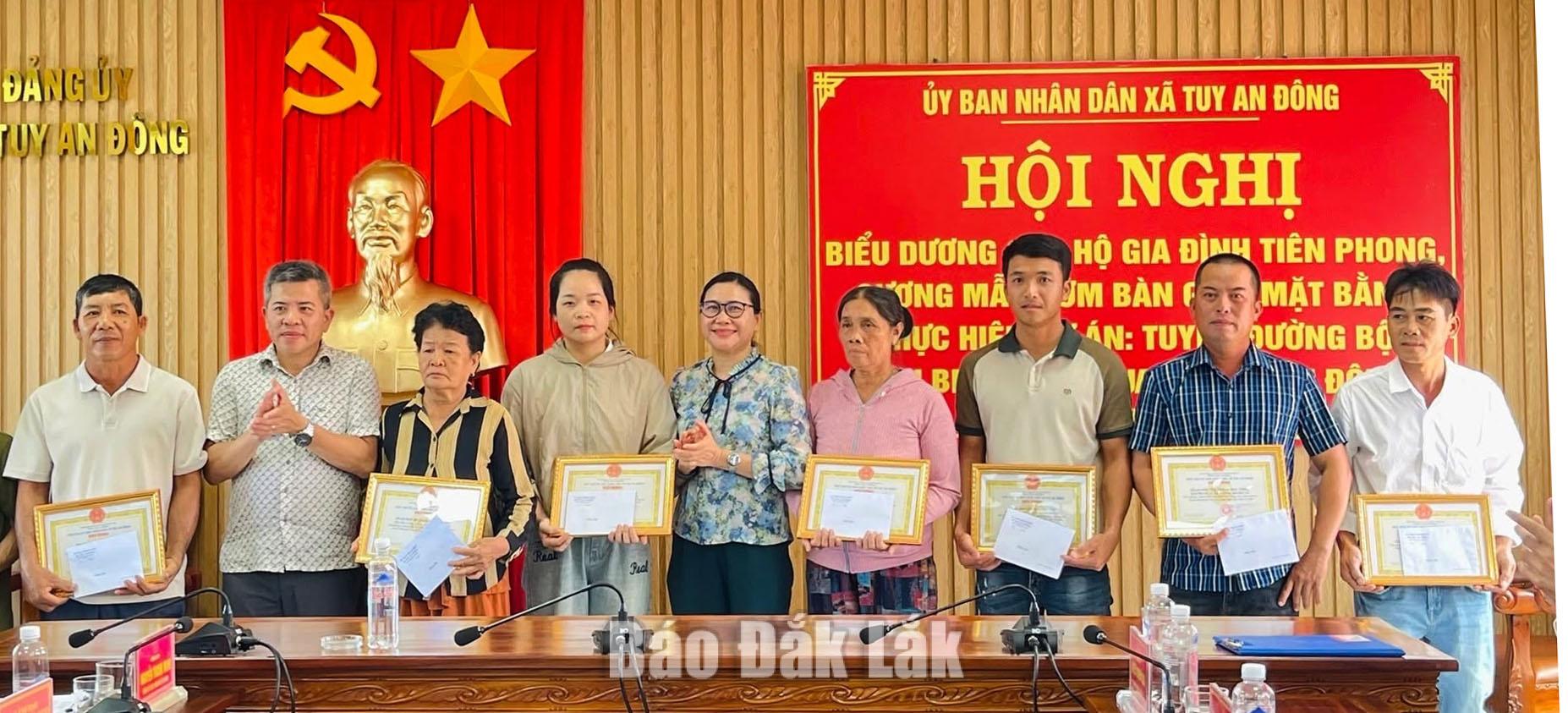 Lãnh đạo Đảng ủy, UBND xã Tuy An Đông trao tặng giấy khen cho các hộ dân tiên phòng bàn giao mặt bằng.