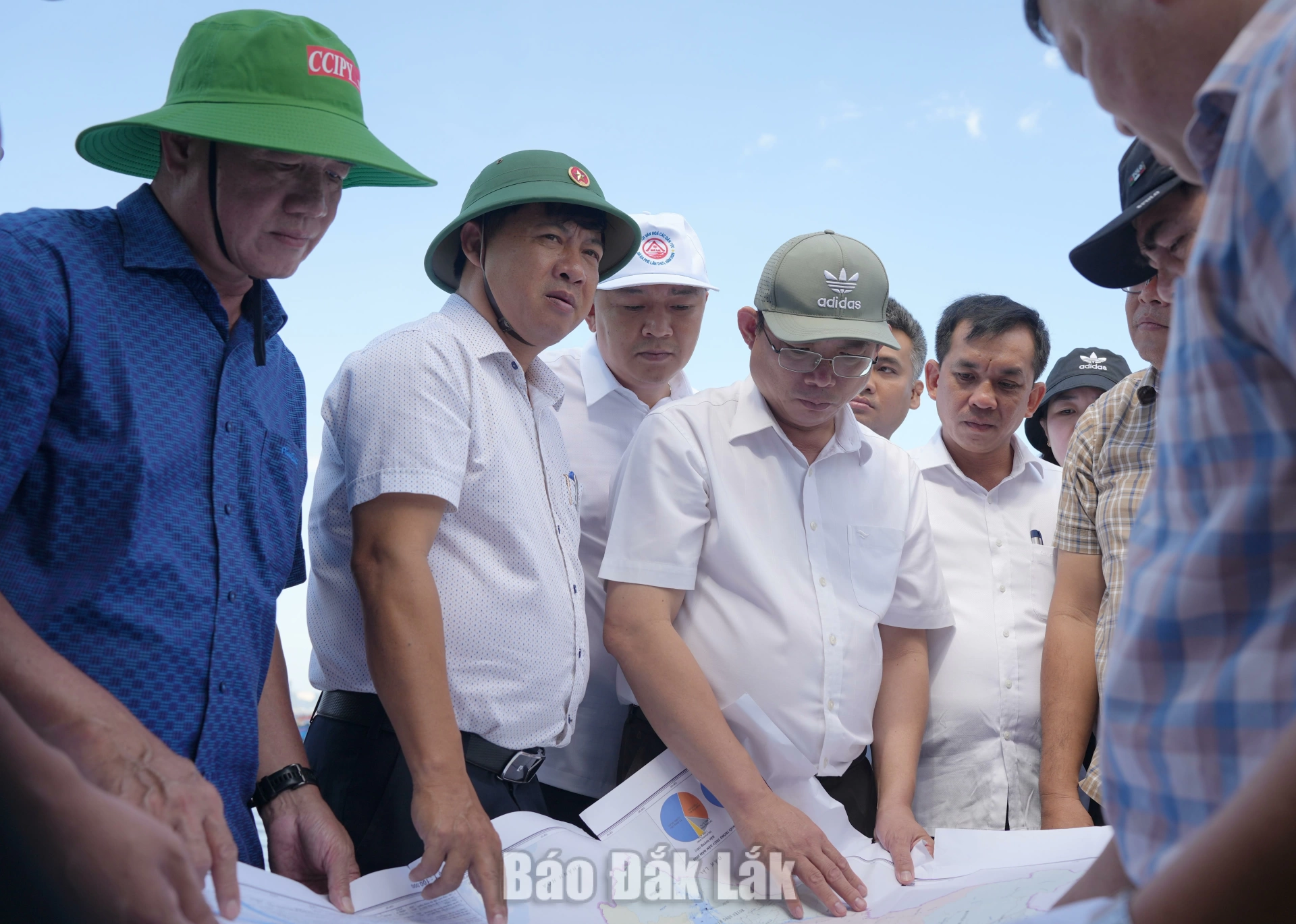 Bí thư Tỉnh ủy Lương Nguyễn Minh Triết, Phó Chủ tịch UBND tỉnh Nguyễn Thiên Văn kiểm tra thực tế khu vực nuôi trồng thủy sản Vịnh Xuân Đài.