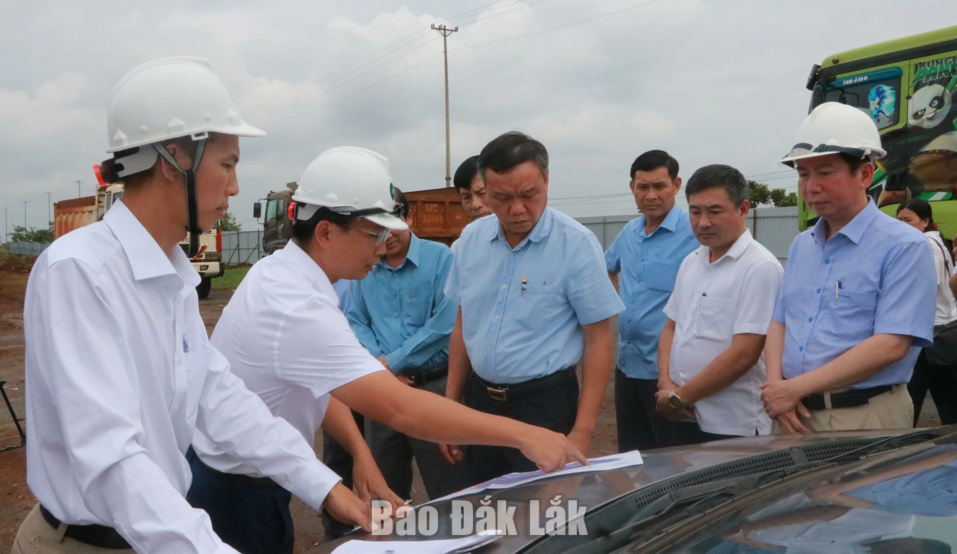 Đại diện chủ đầu tư trình bày tiến độ triển khai Dự án đầu tư xây dựng và kinh doanh kết cấu hạ tầng Khu công nghiệp (KCN) Phú Xuân. 