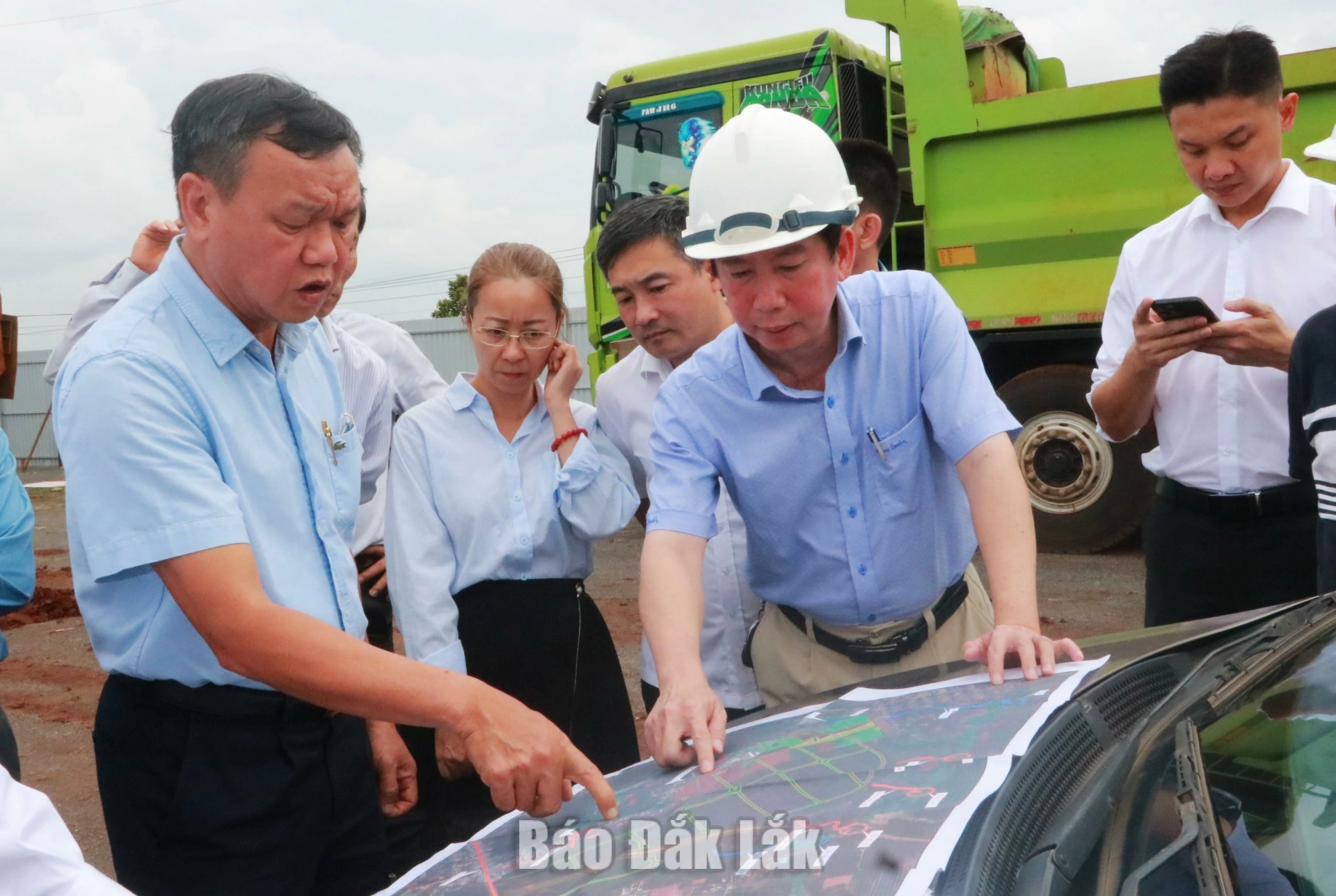 Phó Chủ tịch UBND tỉnh Đào Mỹ yêu cầu các sở ngành  yêu cầu các đơn vị liên quan tiếp tục tập trung đẩy nhanh tiến độ thi công các hạng mục đang triển khai, đặc biệt là hoàn thiện hạ tầng giai đoạn 1 theo đúng kế hoạch.