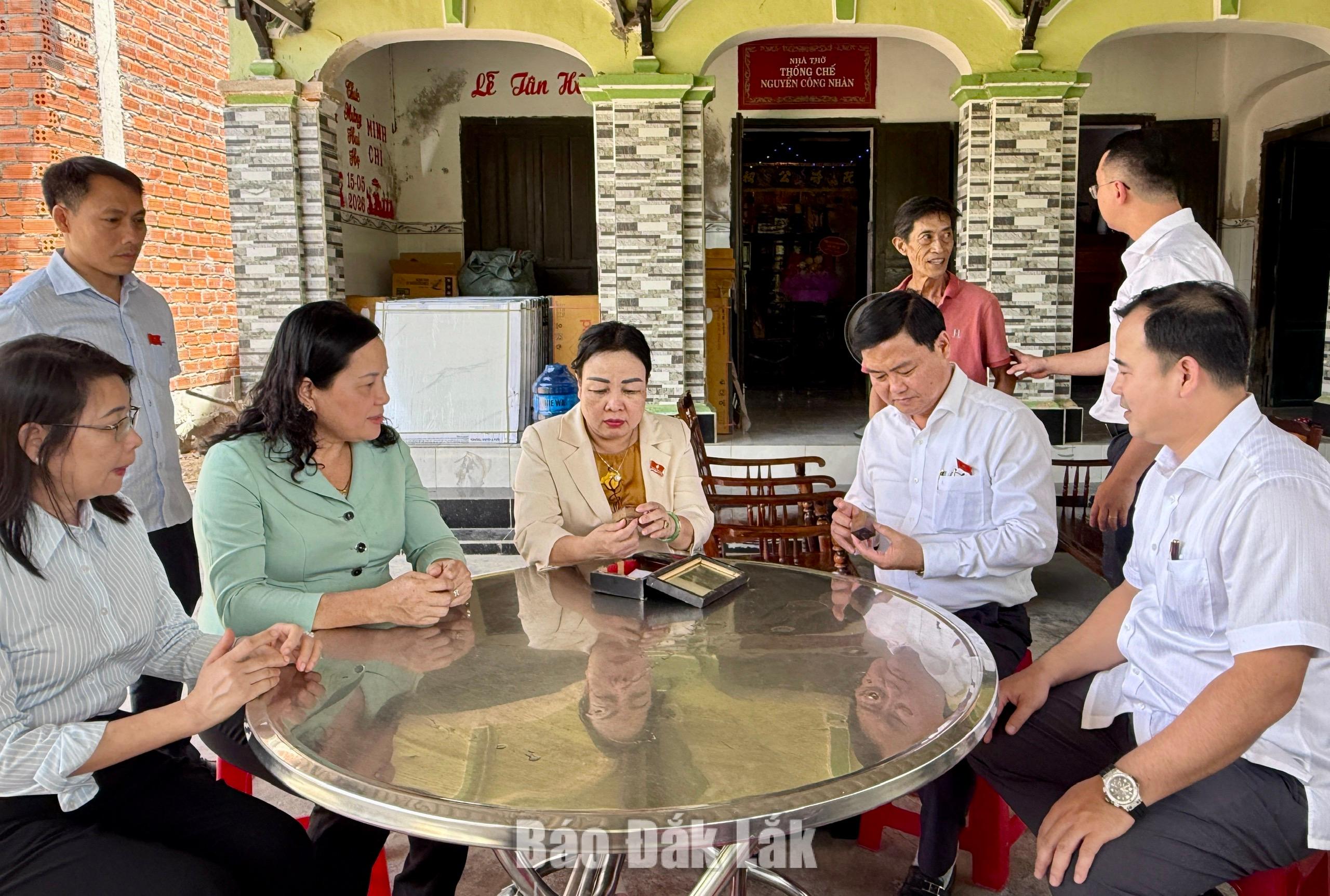 Đoàn khảo sát thực tế tại Nhà thờ Thống chế Nguyễn Công Nhàn (xã Phú Hòa 1) 