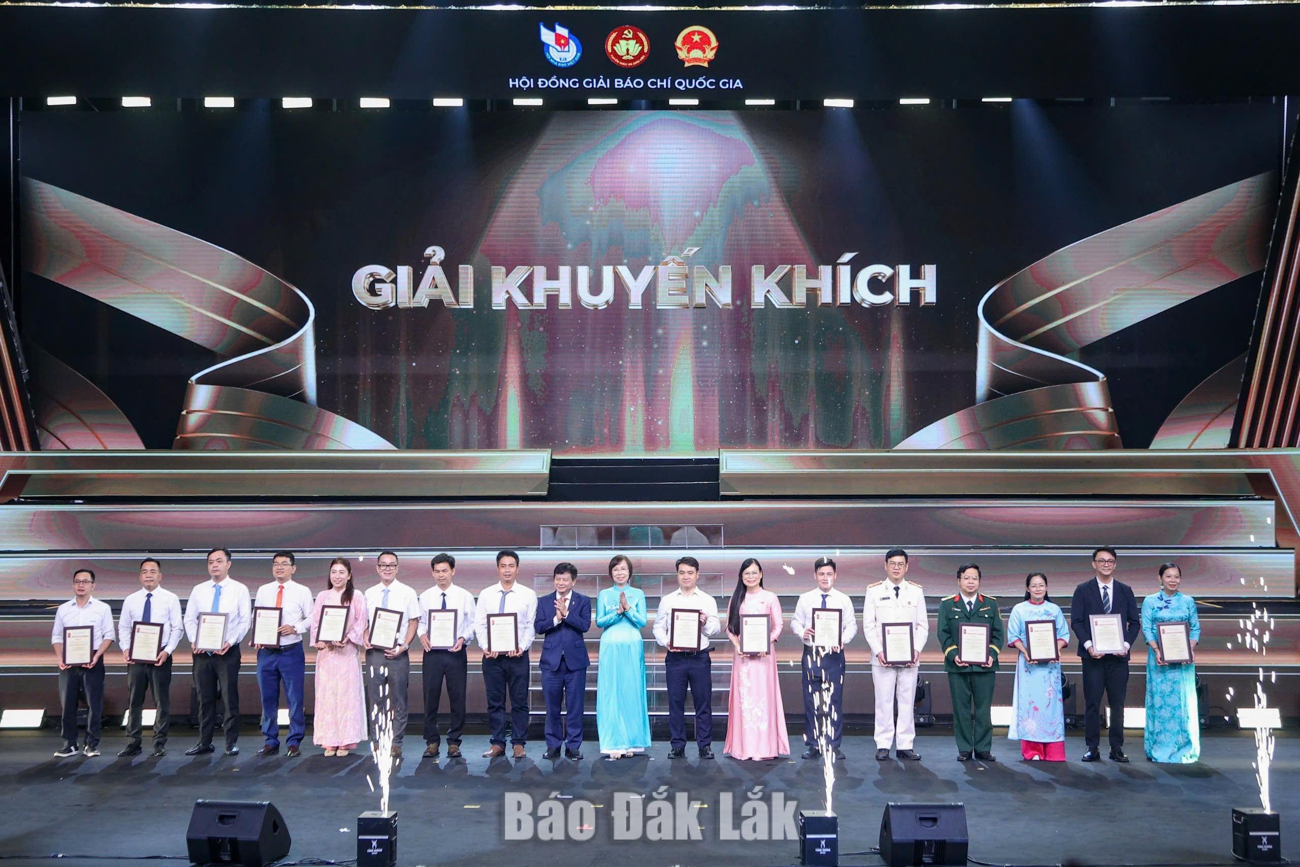 Đại diện các nhóm tác giả nhận giải khuyến khích. Ảnh: Khánh Uyên