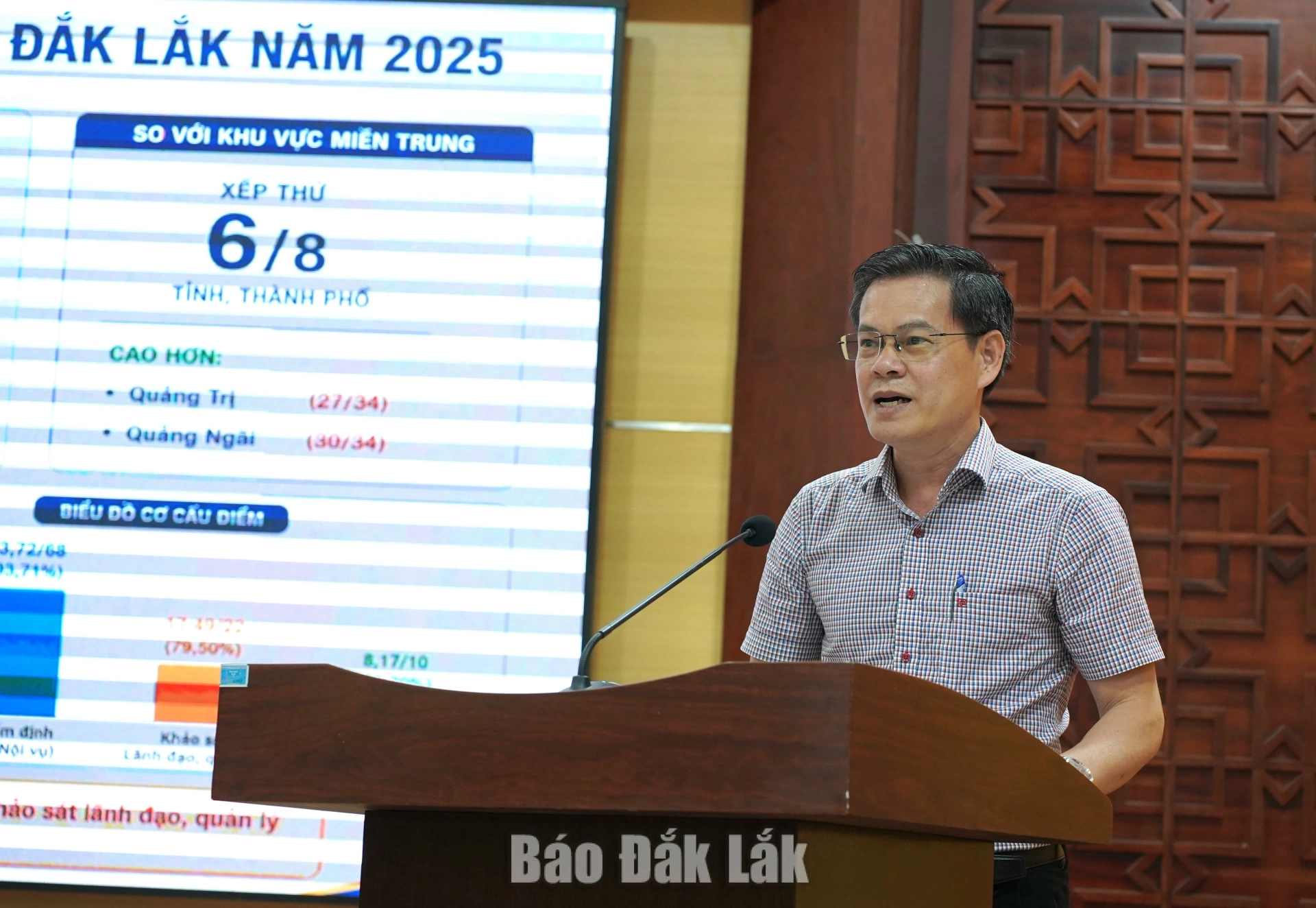 Tỉnh ủy viên, Giám đốc Sở Nội vụ Trương Ngọc Tuấn báo cáo kết quả thực hiện cải cách hành chính trên địa bàn tỉnh.