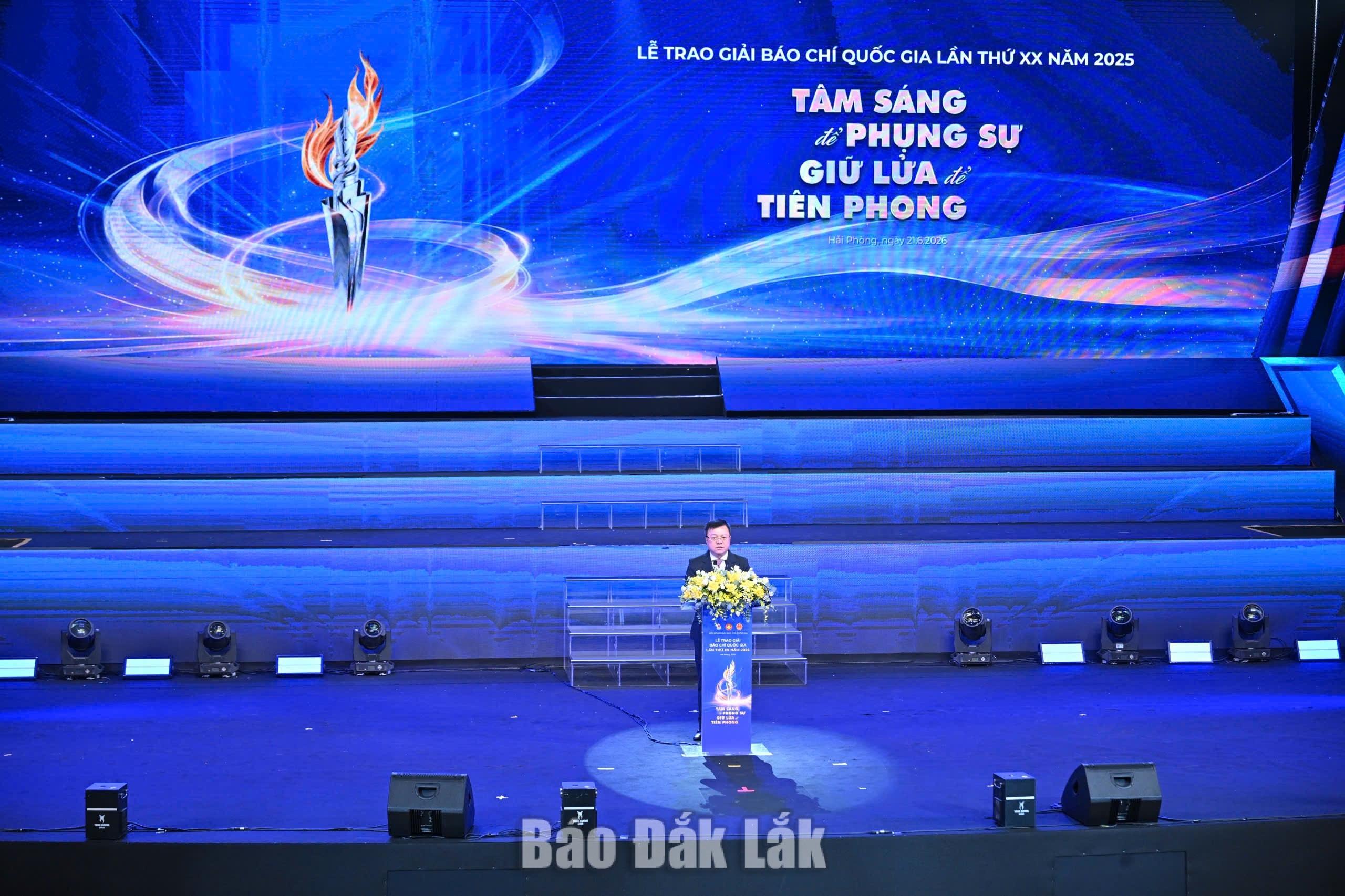 Phó Trưởng Ban Tuyên giáo và Dân vận Trung ương, Chủ tịch Hội Nhà báo Việt Nam, Tổng Biên tập Báo Nhân dân, Trưởng Ban Chỉ đạo Giải Báo chí quốc gia Lê Quốc Minh phát biểu khai mạc Lễ trao giải. Ảnh: Khánh Uyên