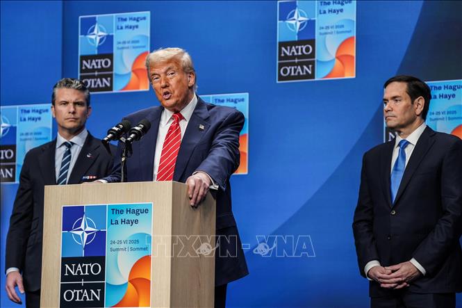 ổng thống Mỹ Donald Trump (giữa) trong cuộc họp báo sau khi dự Hội nghị thượng đỉnh NATO ở Lahay, Hà Lan. Ảnh: THX/TTXVN