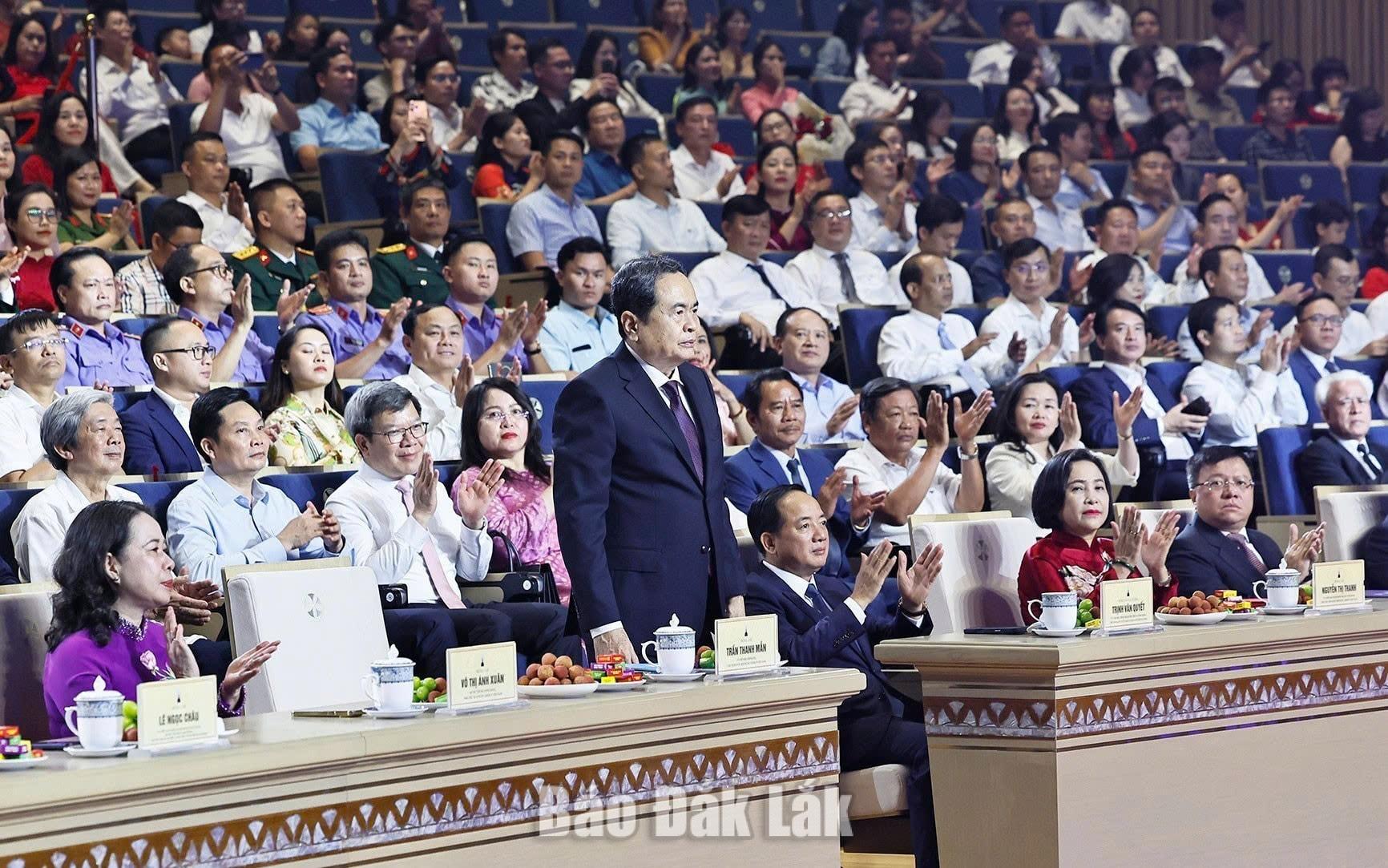 Các đại biểu tham dự lễ trao giải.