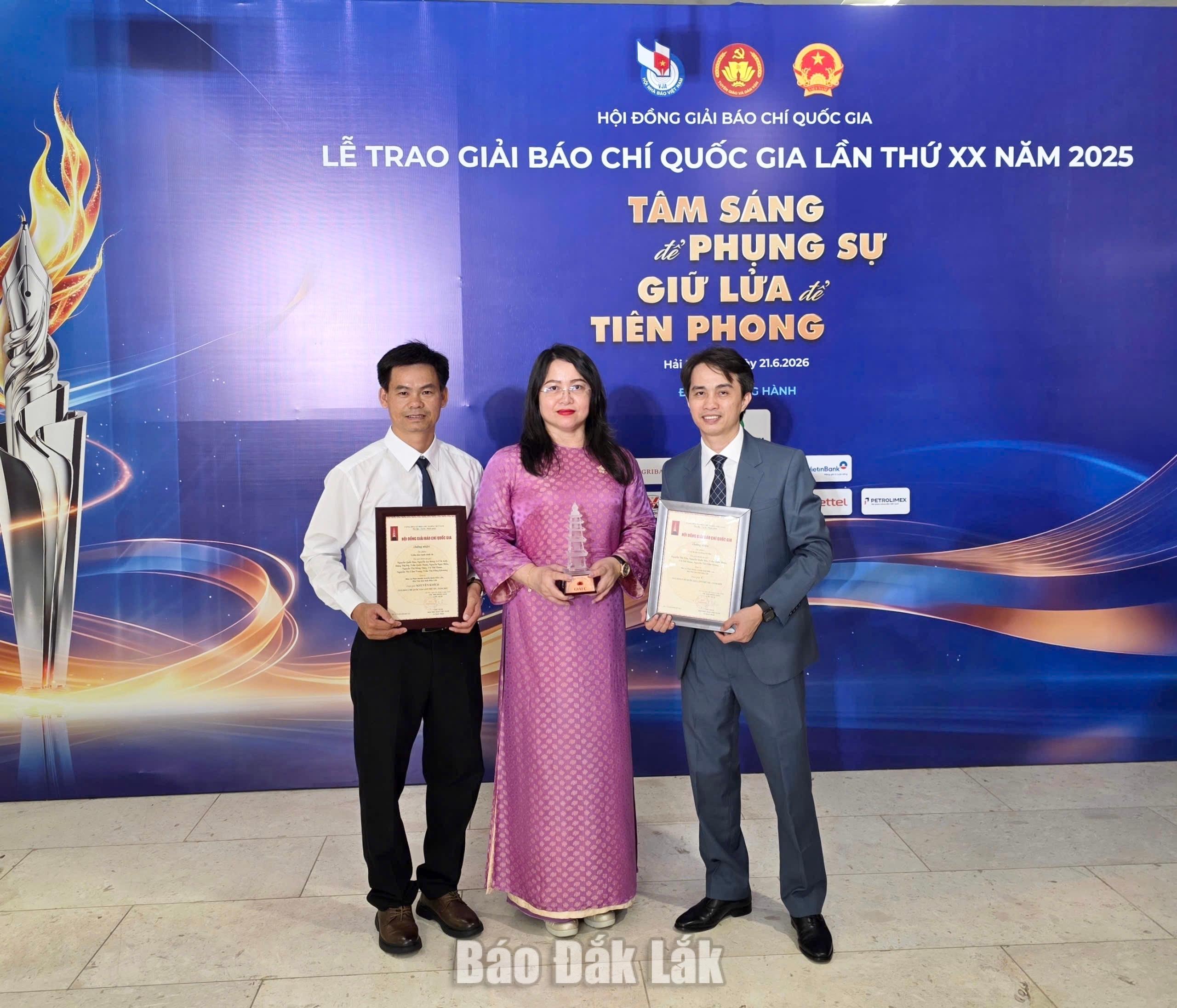 Giám đốc Báo và Phát thanh, Truyền hình Đắk Lắk Đào Phạm Hoàng Quyên cùng đại diện hai nhóm tác giả của Báo và Phát thanh, Truyền hình Đắk Lắk tại lễ trao giải.