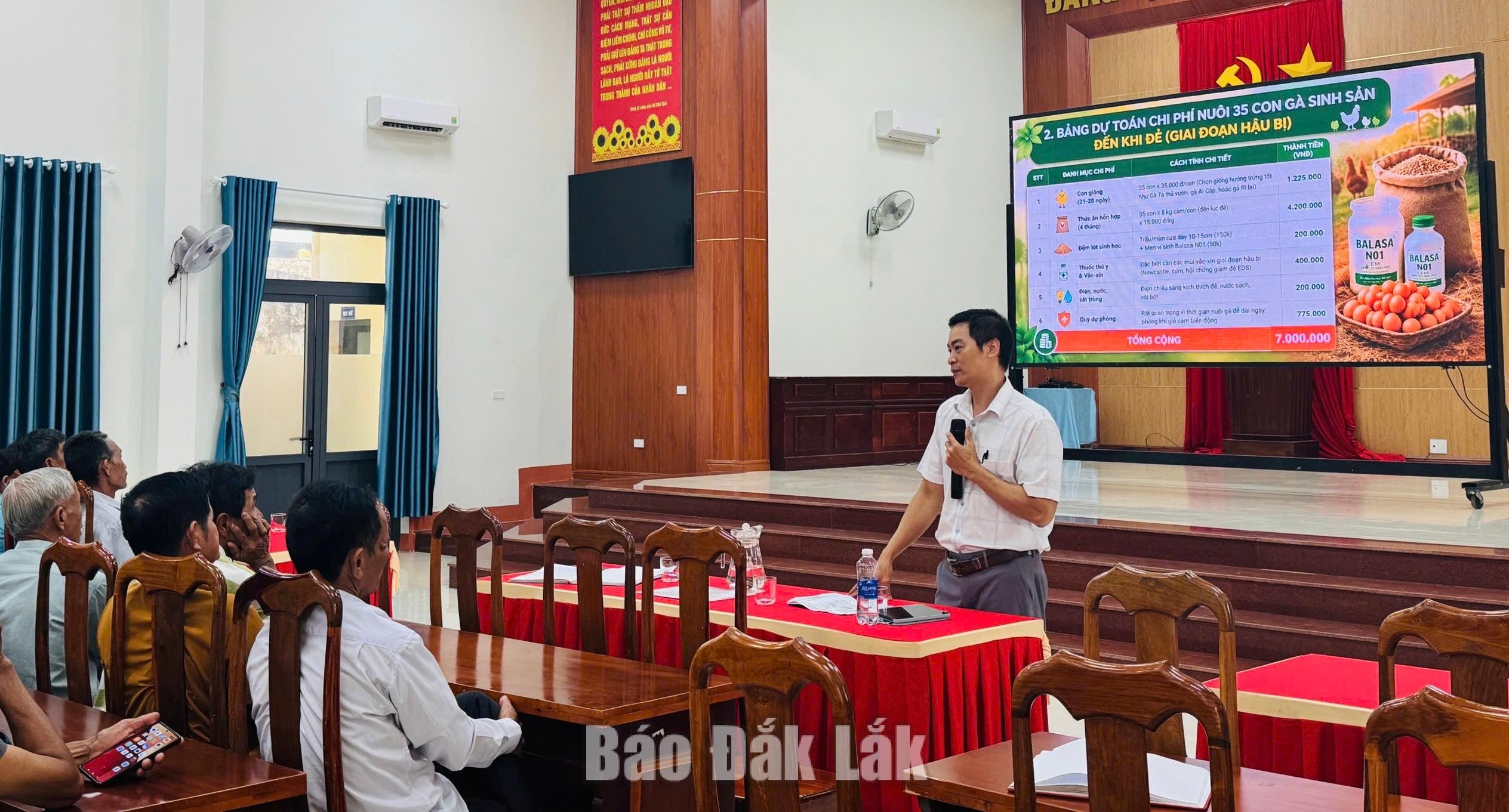 Cán bộ khuyến nông hướng dẫn bà con xã Krông Ana cung cấp thông tin để nhận hỗ  trợ.
