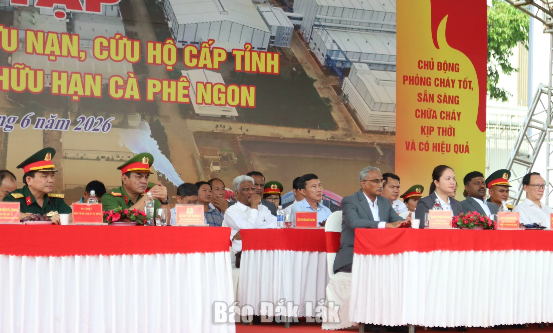các đại biểu tham dự buổi thực tập chữa cháy.