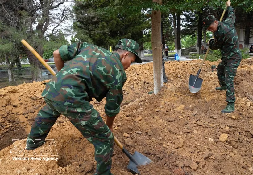 Team K53 of the Quang Ngai Provincial Military Command conducts excavation and survey work at a site believed to be associated with a collective martyrs grave along Truong Chinh Street in Dak Cam and Kon Tum wards. (Photo: VNA)