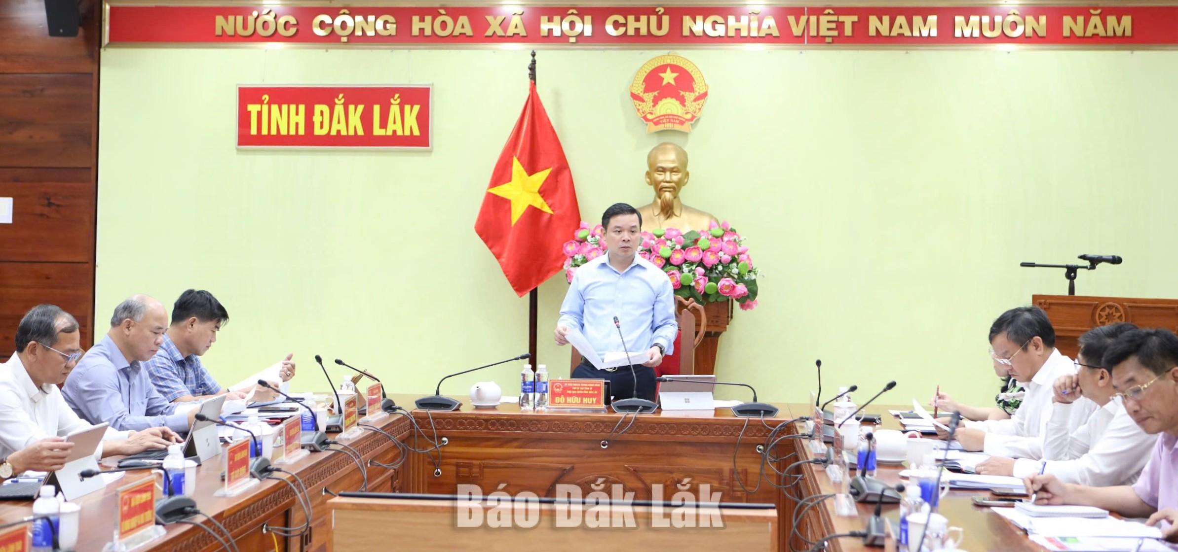 Chủ tịch UBND tỉnh chỉ đạo tại một cuộc họp chuẩn bị