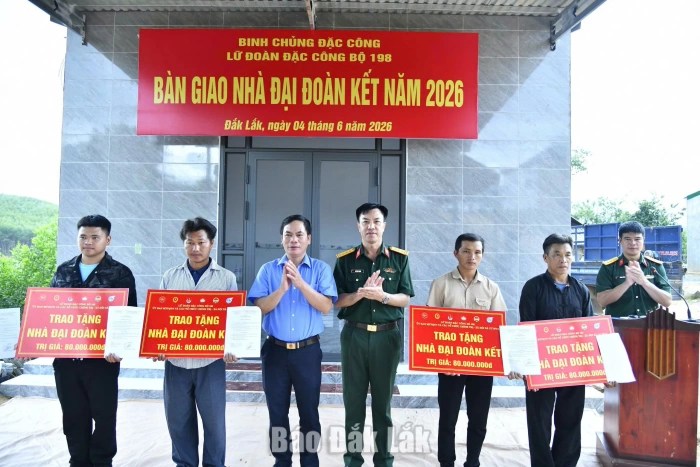 Lữ đoàn Đặc công Bộ 198 bàn giao 5 căn nhà Đại đoàn kết cho hộ nghèo