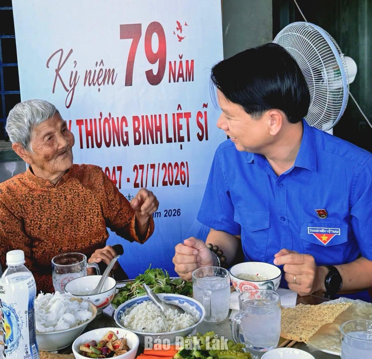 Bí thư Tỉnh Đoàn Lương Minh Tùng Mẹ Việt Nam Anh hùng Nguyễn Thị Năm (thôn Đồng Lãnh, xã Phú Hòa 2).