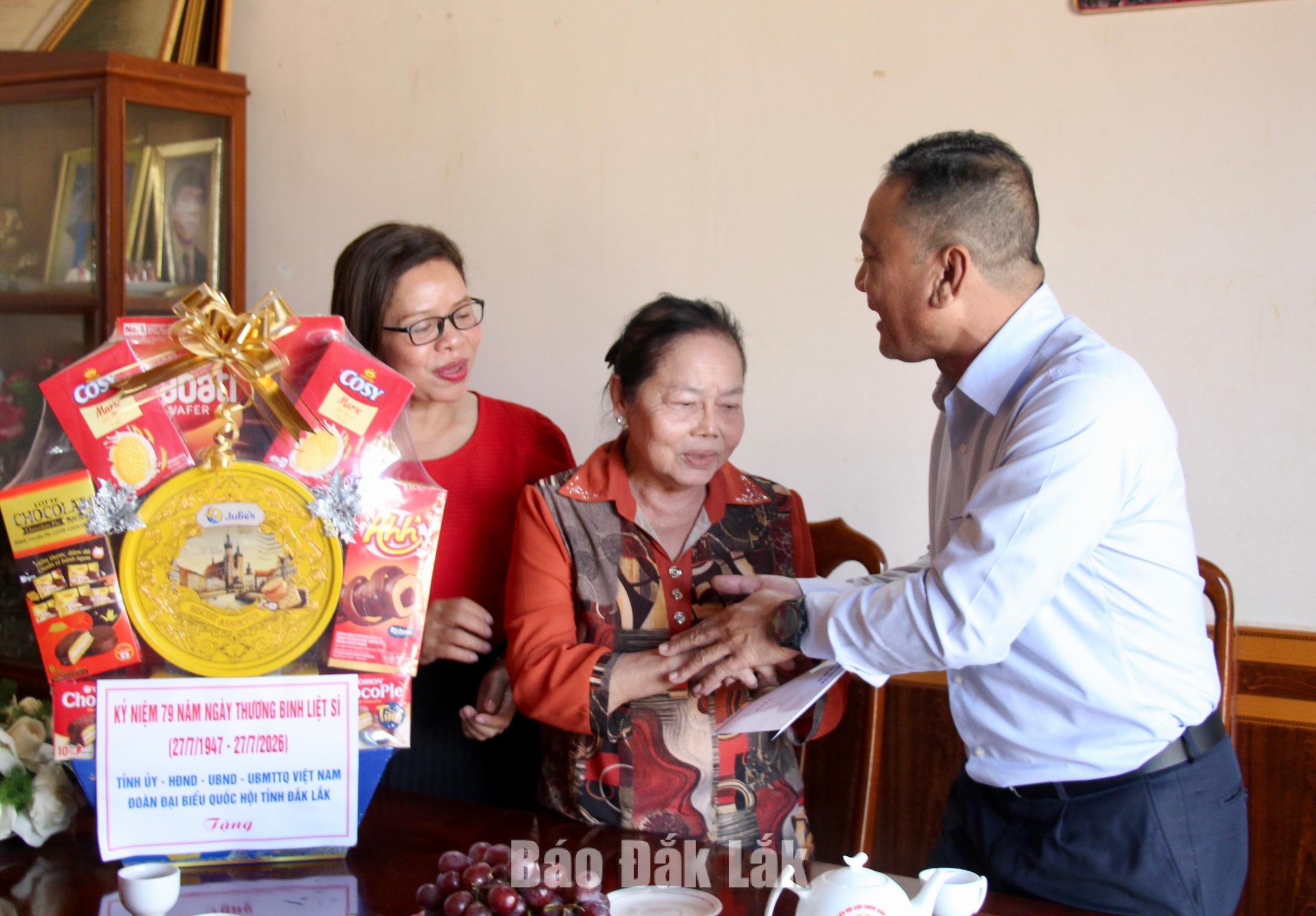 Đồng chí Y Giang Gry Niê Knơng thăm hỏi, tặng quà bà Phạm Thị Tâm, thương binh, người hoạt động kháng chiến bị tù đày và bị nhiễm chất độc hóa học, tại phường Buôn Hồ.
