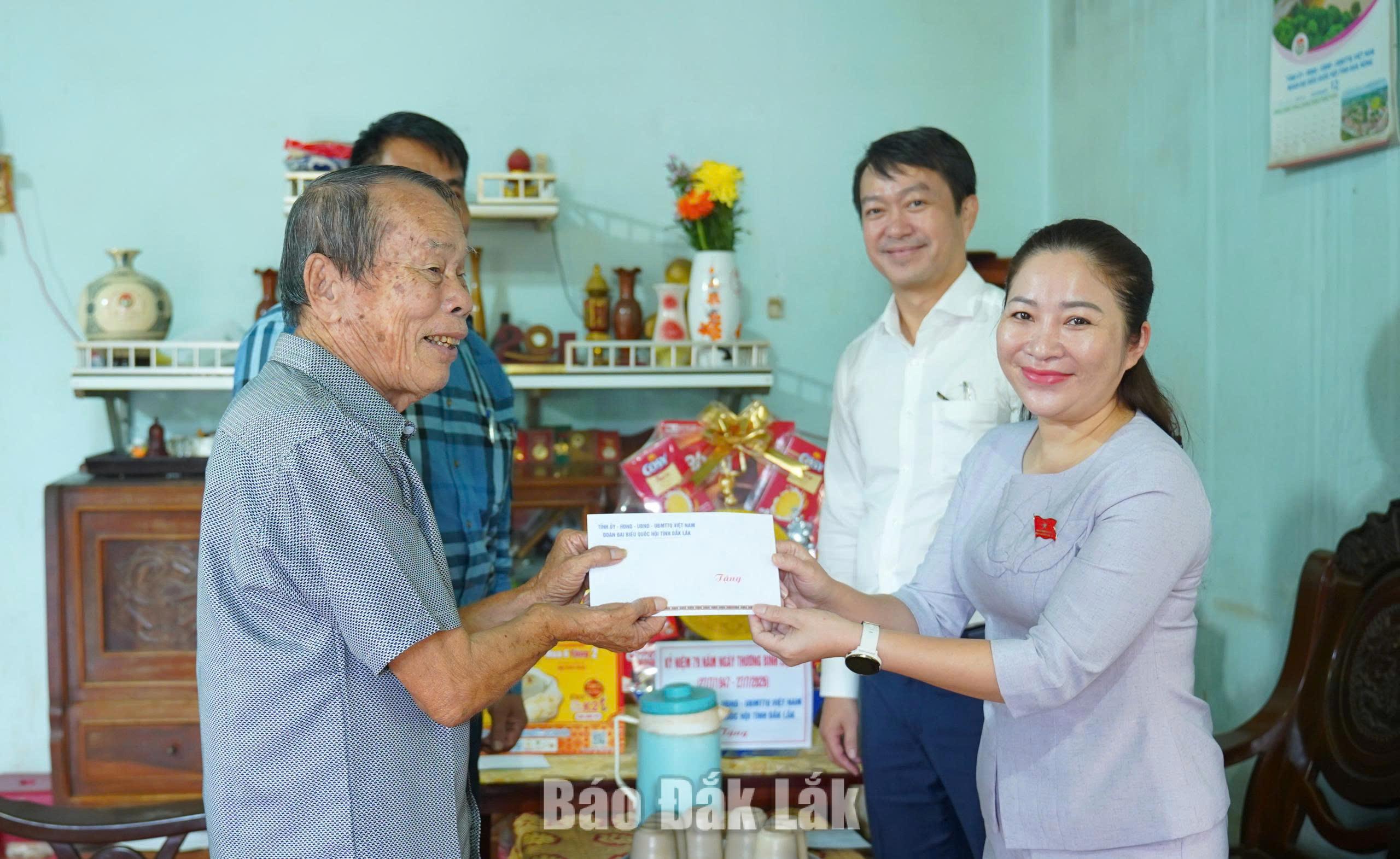 Trao quà tặng thương binh Phạm Đức Hoàng.