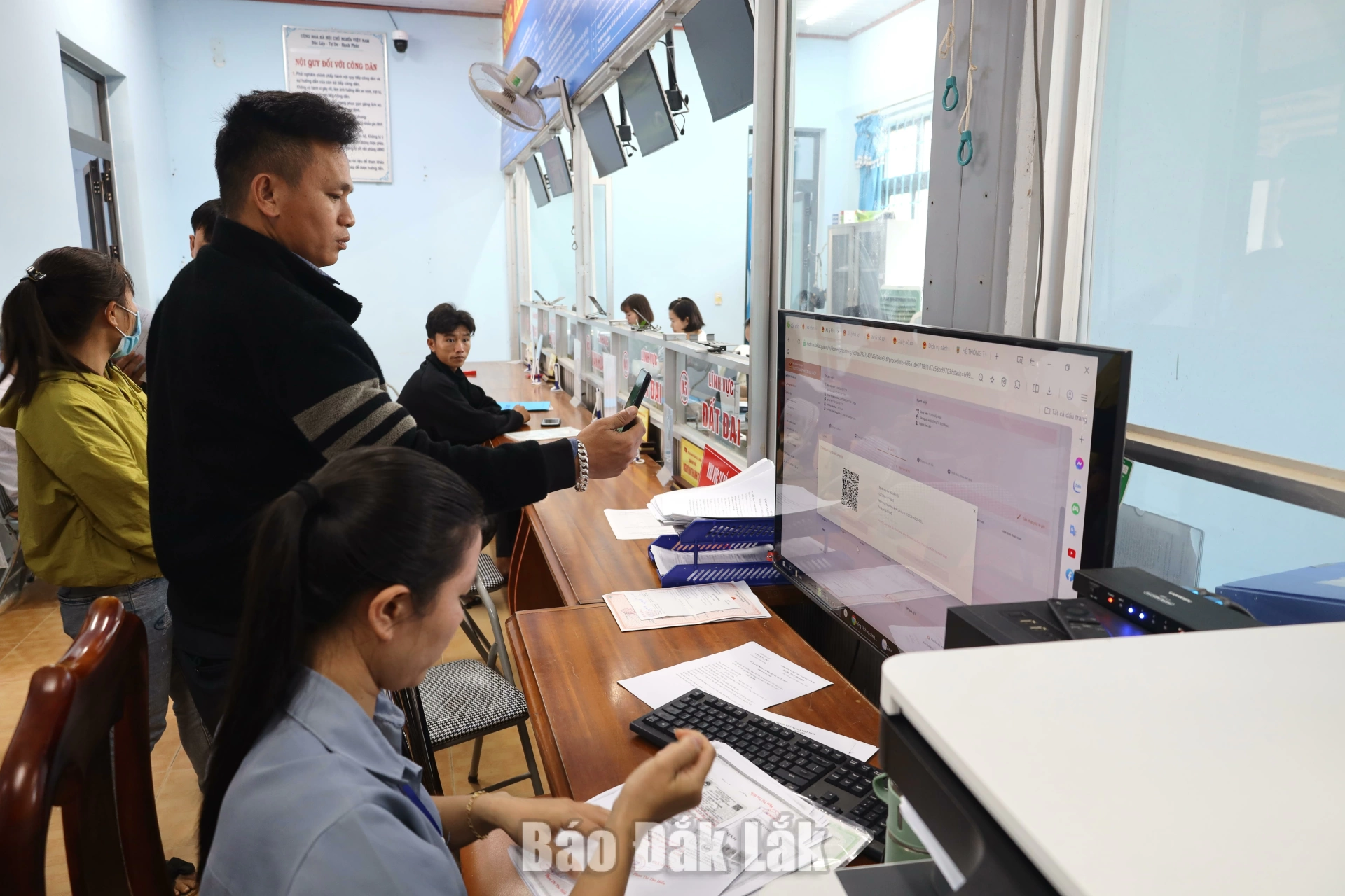 Người dân nộp hồ sơ trực tuyến và quét mã QR kiểm tra tình trạng hồ sơ tại Trung tâm Phục vụ hành chính công xã Ea Knốp.