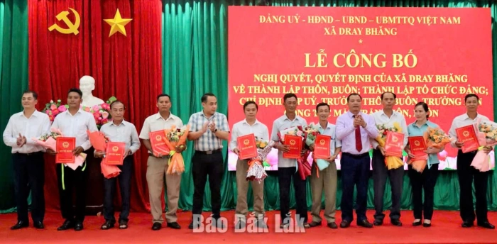 Xã Dray Bhăng công bố các nghị quyết, quyết định về tổ chức bộ máy thôn, buôn sau sắp xếp