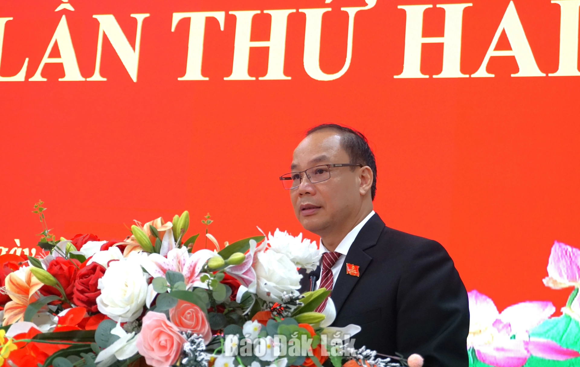 Bí thư Đảng ủy, Chủ tịch HĐND xã Dang Kang Vũ Xuân Triều phát biểu tại kỳ họp.