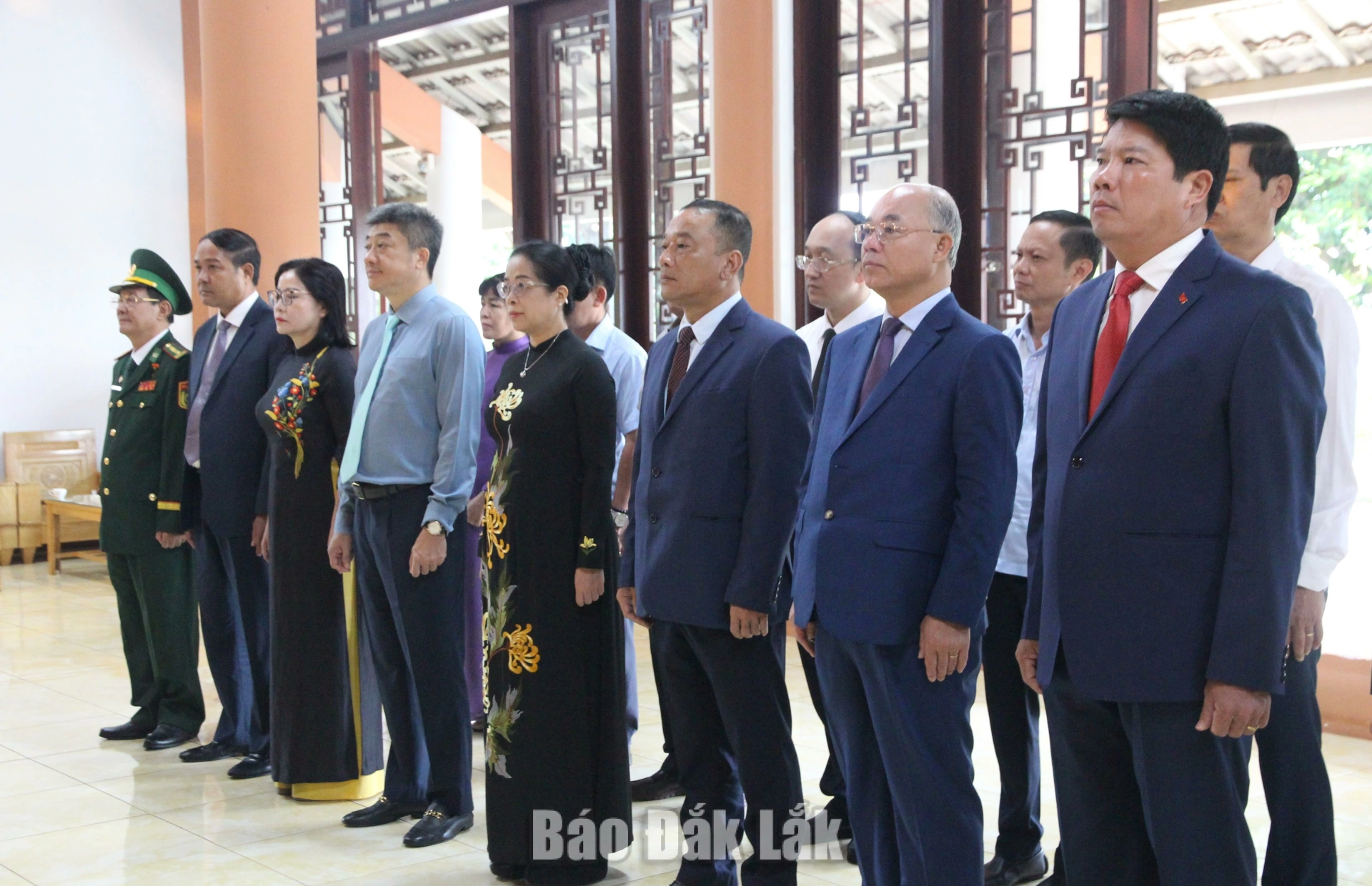 Các đồng chí lãnh đạo tỉnh dâng hương Chủ tịch Hồ Chí Minh, Đại tướng Võ Nguyên Giáp và các Anh hùng liệt sĩ tại Đền thờ Liệt sĩ tỉnh.