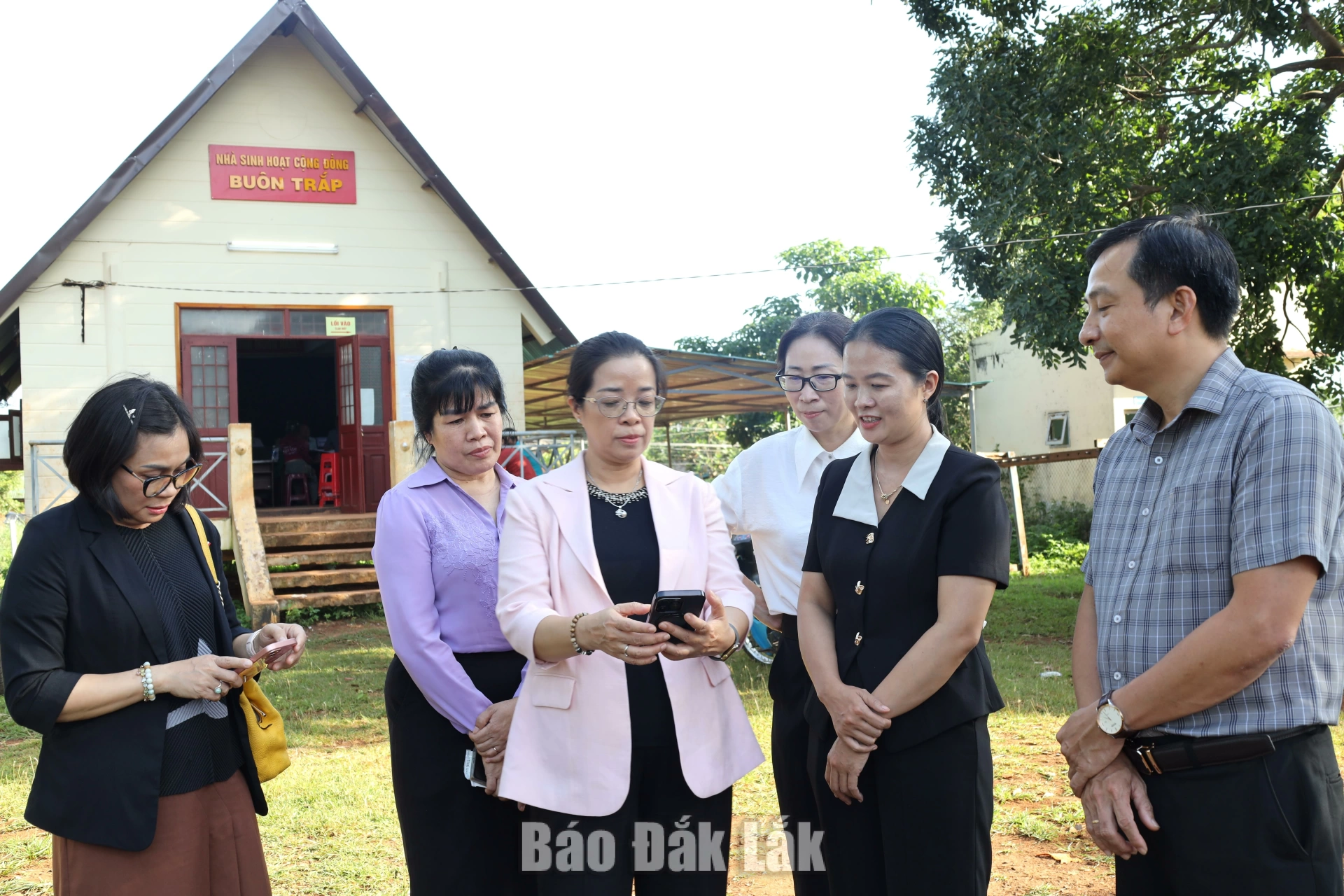 Đồng chí Huỳnh Thị Chiến Hòa, Phó Bí thư Tỉnh ủy, Phó Trưởng Ban Thường trực Ban Chỉ đạo về phát triển văn hóa tỉnh cùng đoàn của tỉnh khảo sát tại nhà văn hóa cộng đồng buôn Trấp (xã Cư Mgar).
