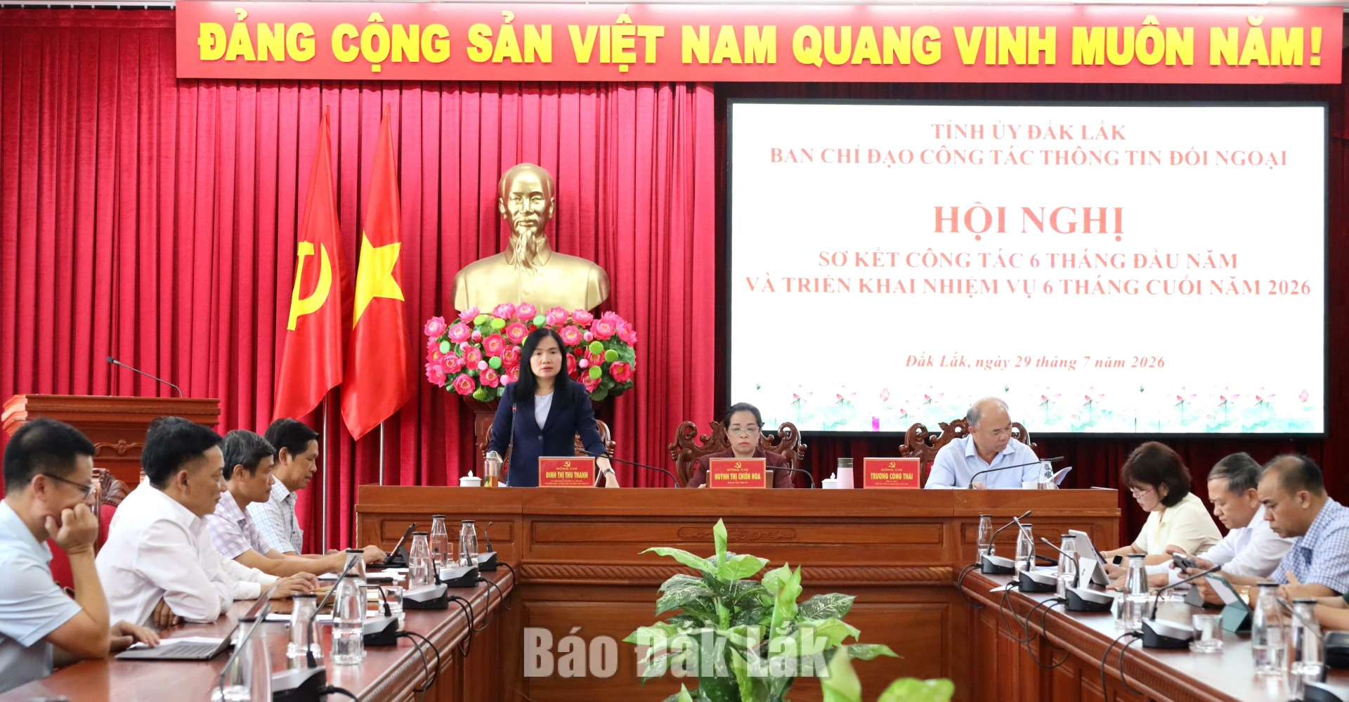 Đồng chí Đinh Thị Thu Thanh, Ủy viên Ban Thường vụ Tỉnh ủy, Trưởng Ban Tuyên giáo và Dân vận Tỉnh ủy, Phó trưởng Ban Thường trực Ban Chỉ đạo điều hành nội dung tham luận tại hội nghị.