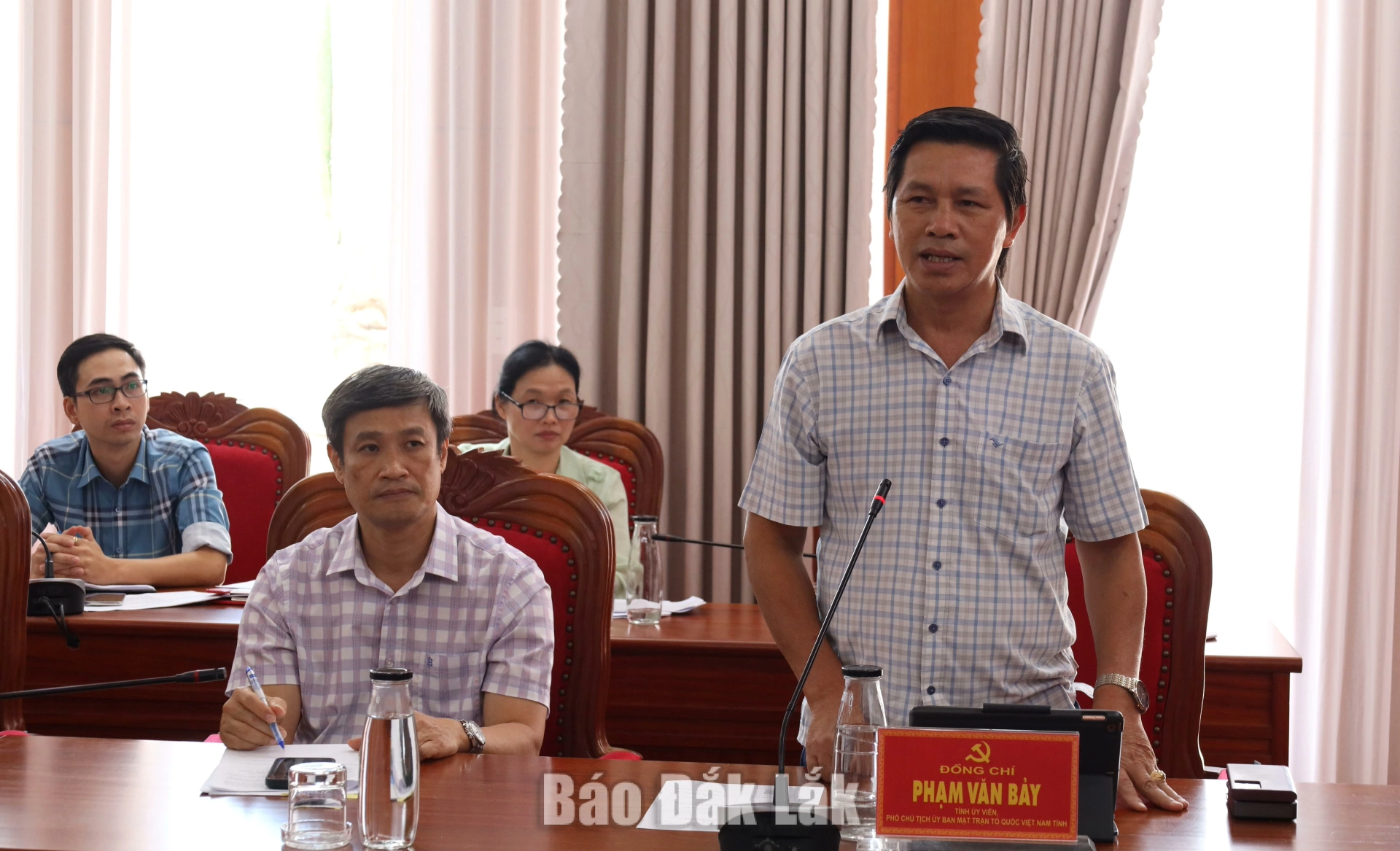 Lãnh đạo Ủy ban MTTQ Việt Nam tỉnh nêu ý kiến tại hội nghị.