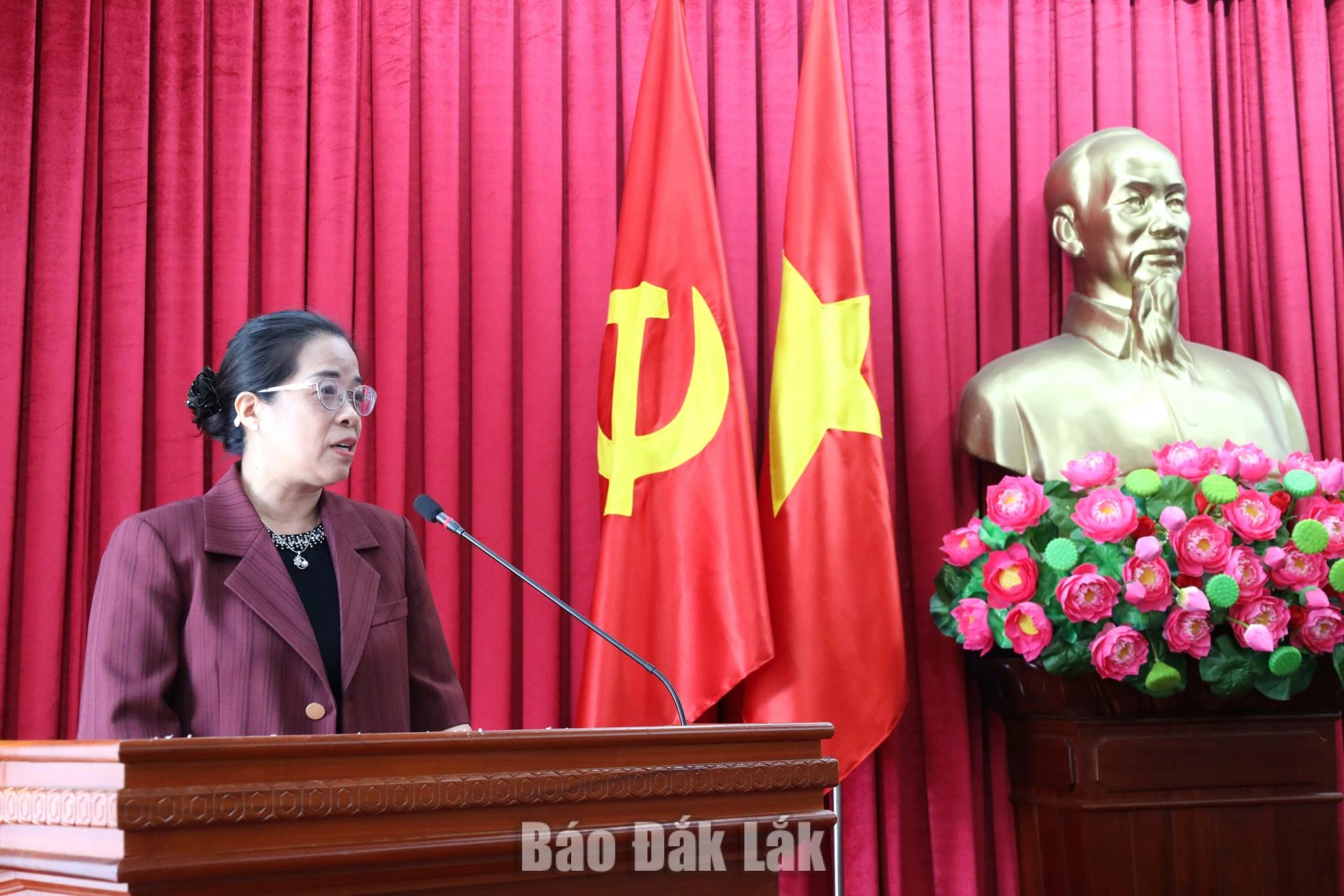 Đồng chí Huỳnh Thị Chiến Hòa, Phó Bí thư Tỉnh ủy, Trưởng Ban Chỉ đạo công tác thông tin đối ngoại tỉnh phát biểu tại hội nghị.