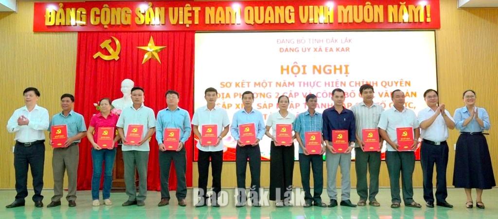 Lãnh đạo xã Ea Kar trao quyết định chỉ định bí thư lâm thời của các thôn, buôn mới sau sắp xếp, tổ chức lại.