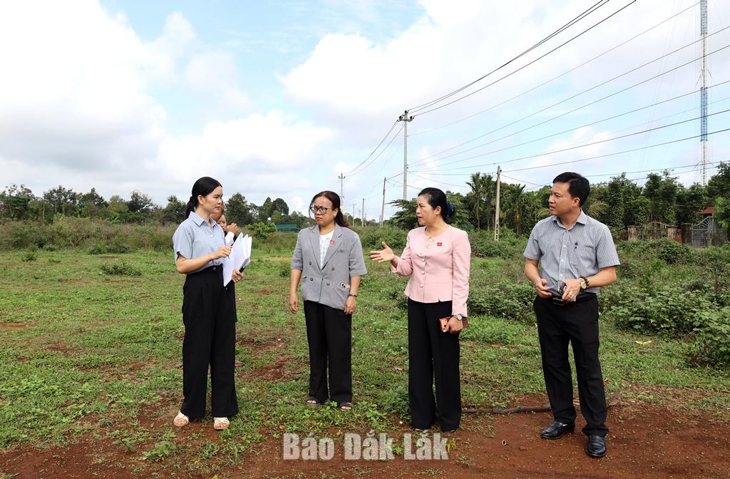Đại diện Phòng Kinh tế xã Ea Tul trao đổi về vị trí và phương án cấp đất ở cho các hộ dân tộc thiểu số theo quy định.