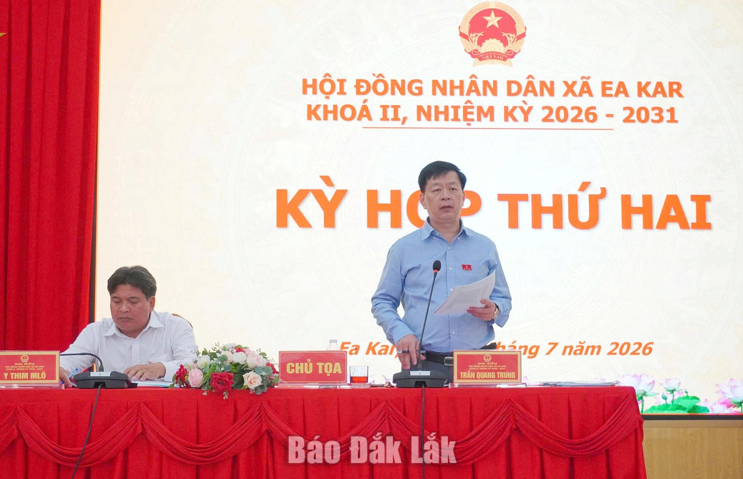 Đồng chí Trần Quang Trung, Bí thư Đảng ủy, Chủ tịch HĐND xã phát biểu tại kỳ họp.