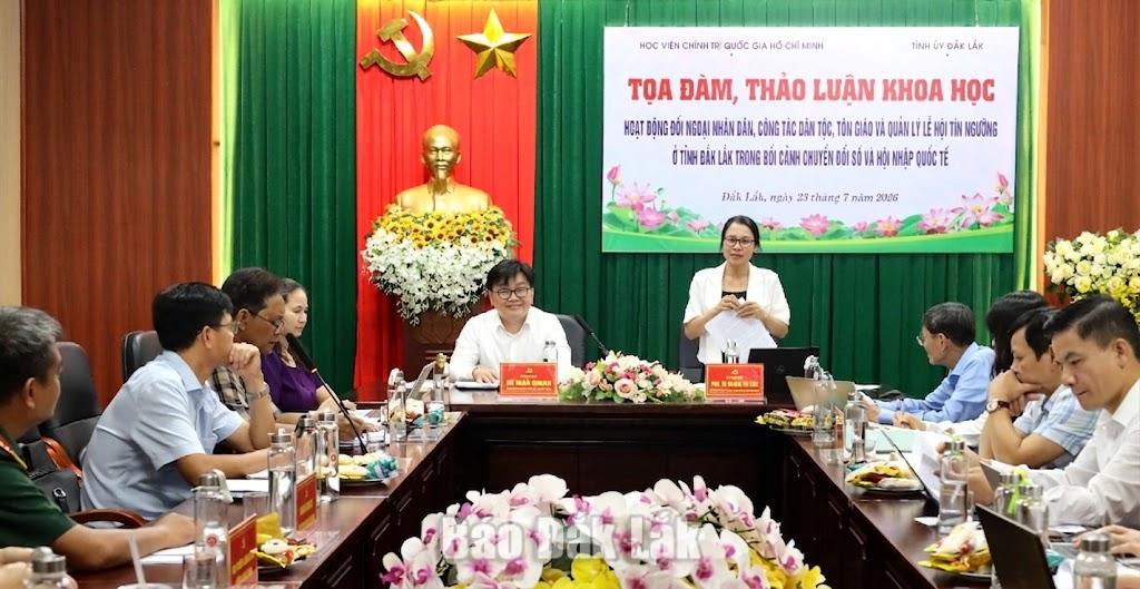 PGS. TS Hoàng Thị Lan, Viện trưởng Viện Dân tộc và Tôn giáo (Học viện Chính trị quốc gia Hồ Chí Minh) phát biểu tại tọa đàm.