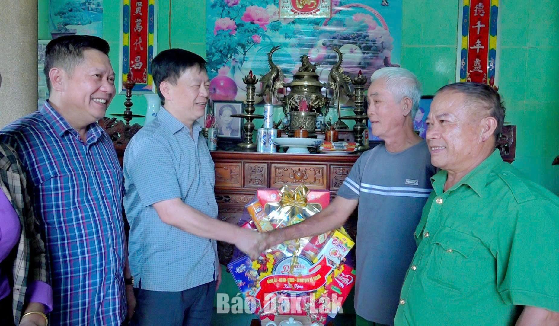 Đồng chí Trần Quang Trung, Bí thư Đảng ủy, Chủ tịch HĐND xã cùng các thành viên trong đoàn thăm, tặng quà ông Lê Đức Thái (thôn 15).