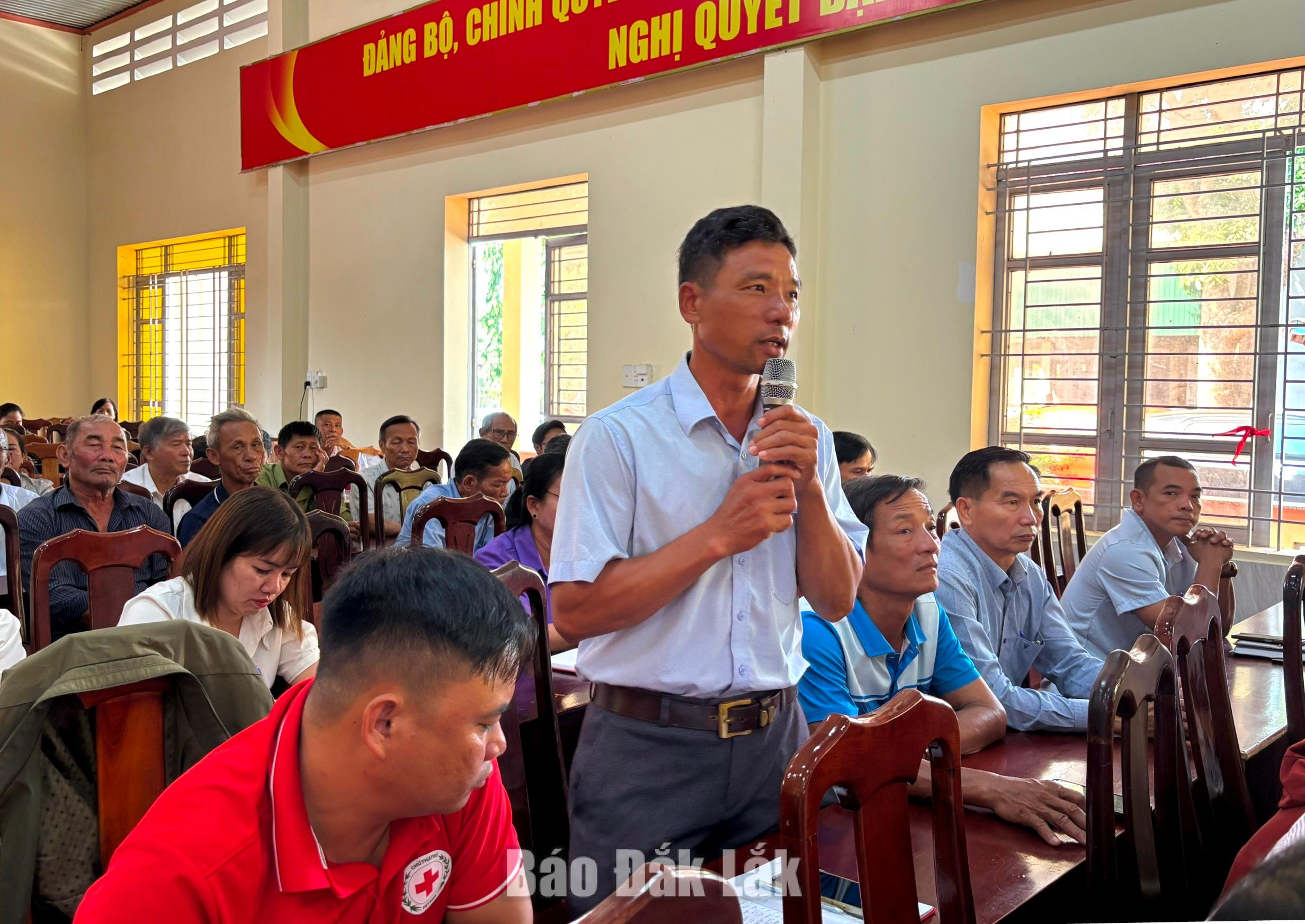 Cử tri xã Ea Knốp nêu kiến nghị, đề xuất tại hội nghị tiếp xúc cử tri.