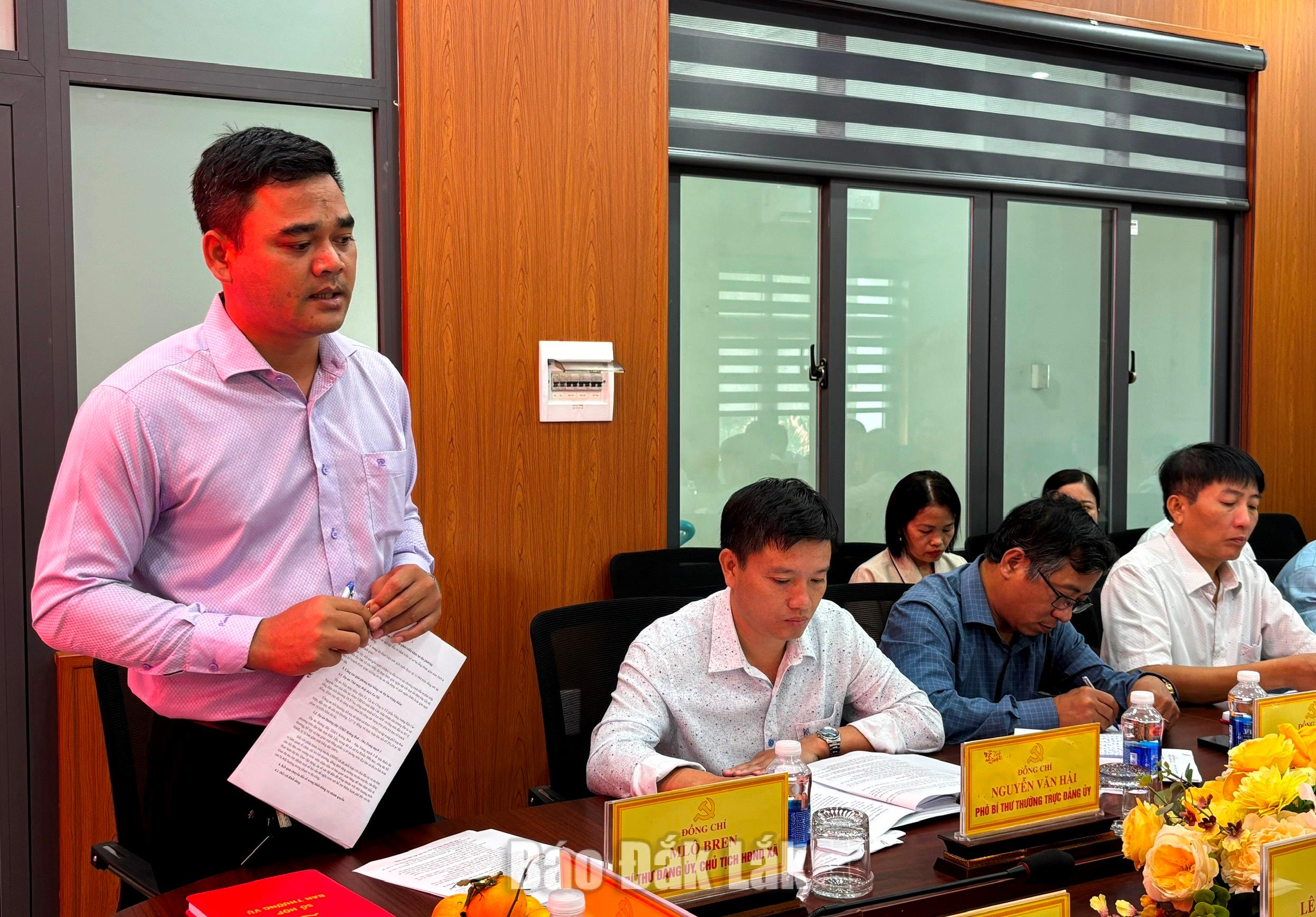 Bí thư Đảng ủy, Chủ tịch HĐND xã Ea Knốp Mlô Bren nêu ý kiến tại buổi làm việc.
