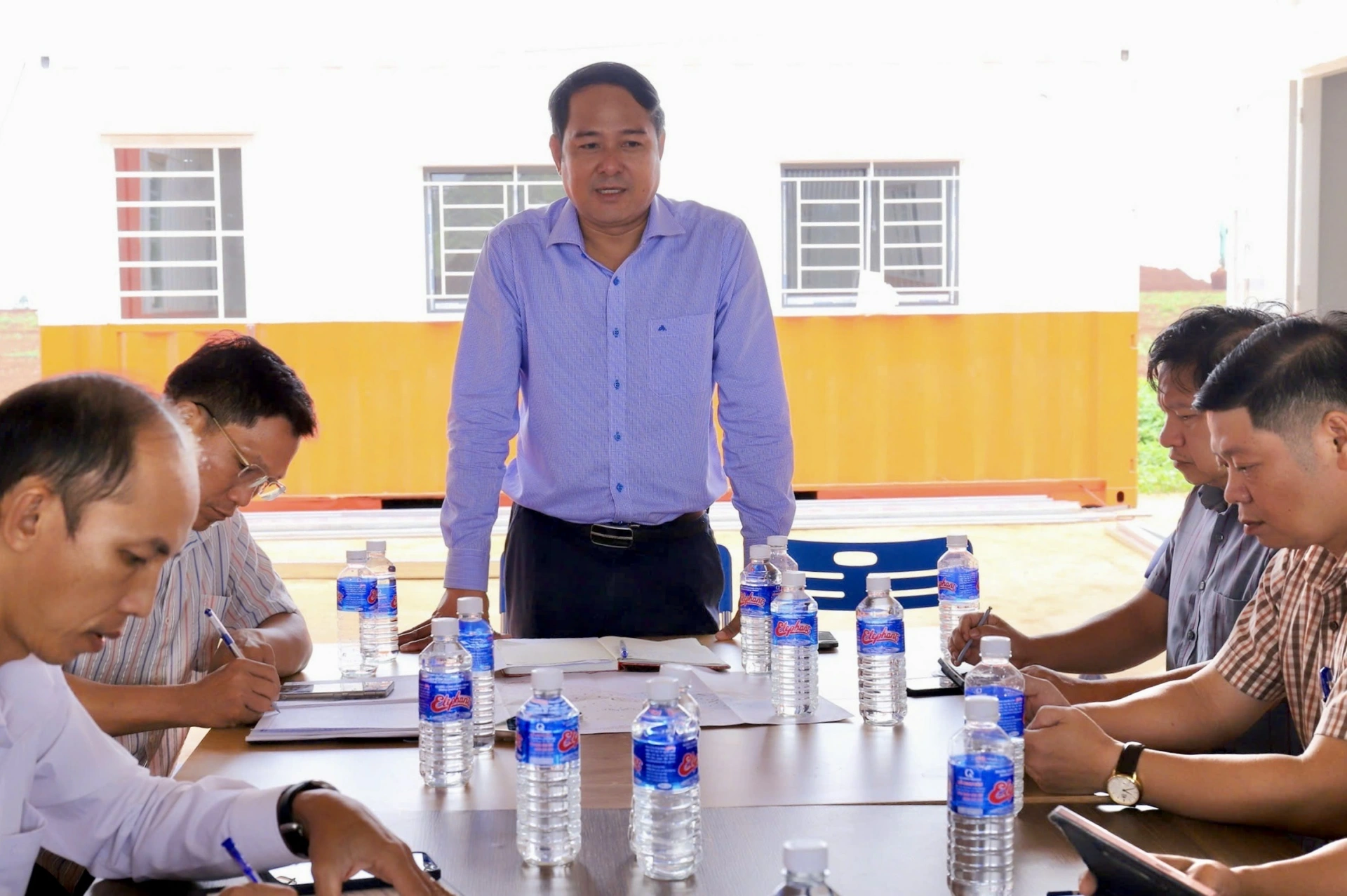 Phó Chủ tịch UBND tỉnh Y Nhuân Byă phát biểu chỉ đạo tại buổi làm việc với chủ đầu tư Dự án đầu tư xây dựng và kinh doanh kết cấu hạ tầng Khu công nghiệp Phú Xuân.