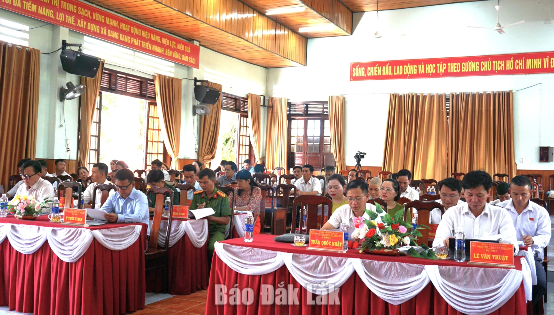 Các đại biểu tham dự kỳ họp.