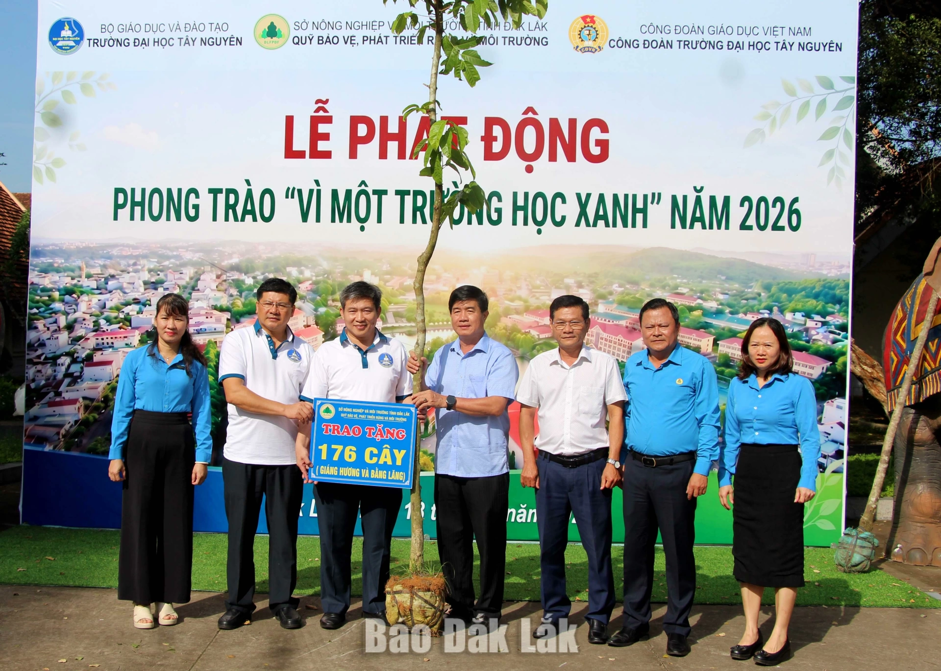 Phó Chủ tịch UBND tỉnh Nguyễn Thiên Văn cùng lãnh đạo Quỹ Bảo vệ, phát triển rừng và môi trường tỉnh trao tặng nhà trường 176 cây Giáng hương và Bằng lăng.