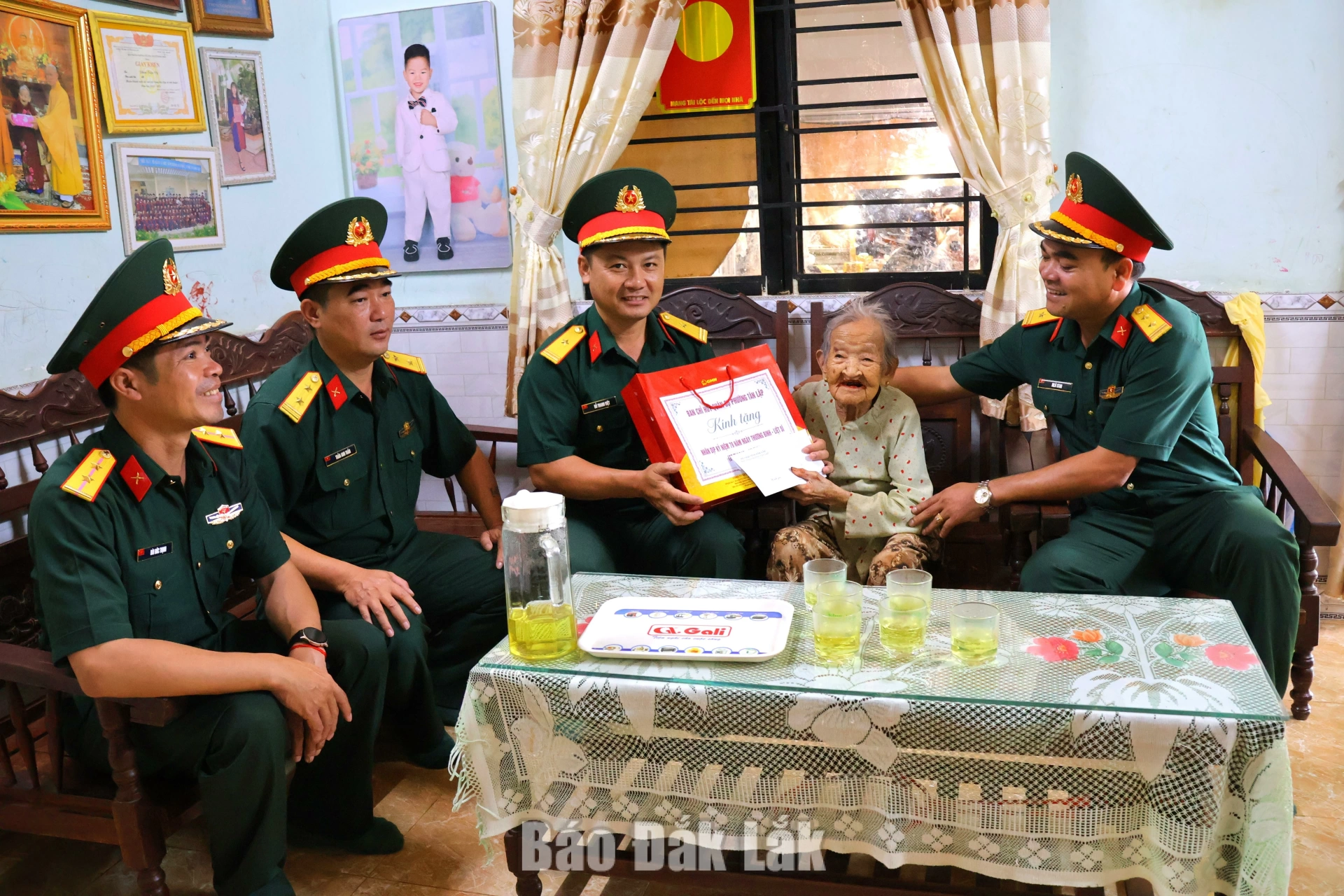 Đoàn công tác thăm, chuyện trò cùng Mẹ Nguyễn Thị Toàn 