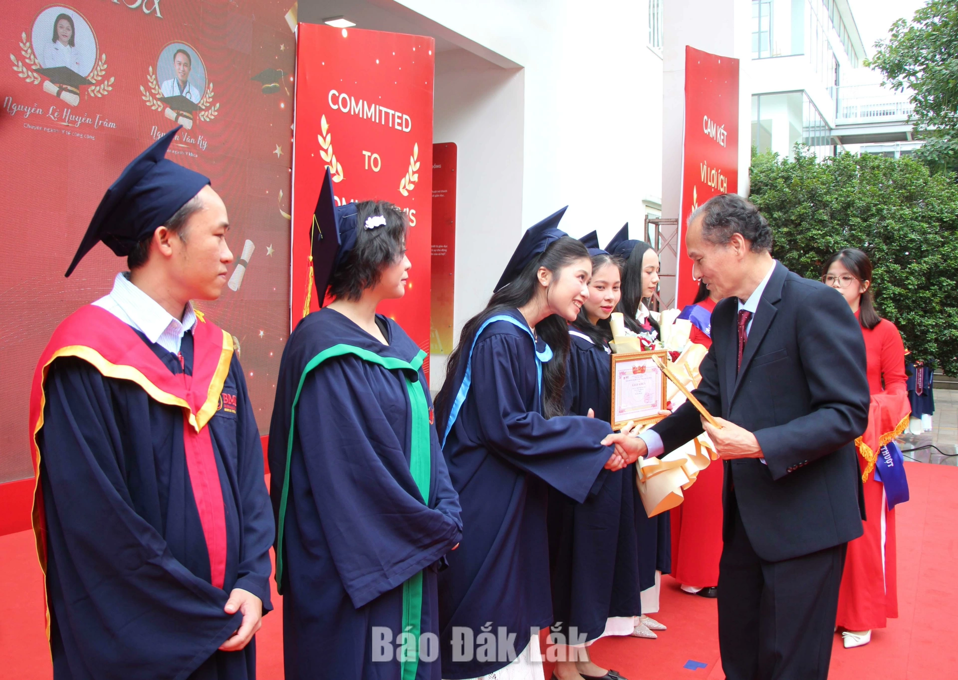 GS.TS. Bác sĩ cao cấp Cao Tiến Đức, Hiệu trưởng Trường Đại học Y Dược Buôn Ma Thuột trao giấy khen và phần thưởng cho 5 sinh viên Thủ khoa khóa học.